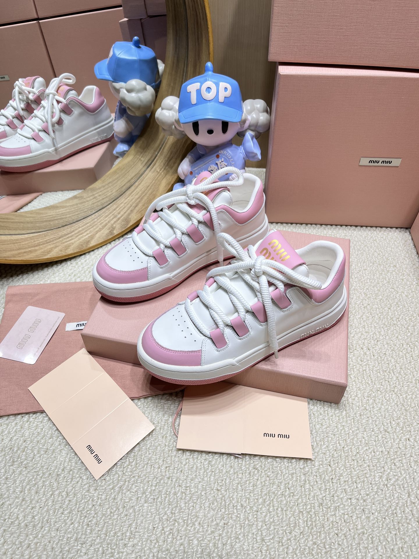 NO:236531,Miumiu's new dirty white shoes are still classic and fashionable, with simple grating design!  Quality is always gray!  Miumiu dirty white shoes, the avant-garde and bold MiuMiu style is integrated into the simple lines of this bleached leather sneaker, paired with a unique logo on the tongue and back, and the upper is made of a retro design in color, which can be fully adapted to various occasions. The inner sheepskin feels super comfortable, the outsole is very light, and the screen-printed engraving logo adds the iconic brand style. The sole is 3.5cm thick, size 35-40, casual shoes/sports shoes, miumiu, sneakers, sheepskin19860909miumiu新款擦色脏脏小白鞋依旧经典时尚 简约的格板设计！品质灰常牛！Miumiu 擦色脏脏小白鞋,前卫大胆的MiuMiu风格融于此款漂白皮革运动鞋的简约线条,搭以别致的徽标饰于鞋舌和背面,鞋面采用 擦色复古设计,可以完全适应各种场合穿搭. 内里羊皮,脚感超级舒适,大底非常轻盈,网印刷刻字徽标平添标志性的品牌格调. 底厚3.5cm 码数35-40,休闲鞋/运动鞋,miumiu,sneakers,sheepskin,Women's Shoes