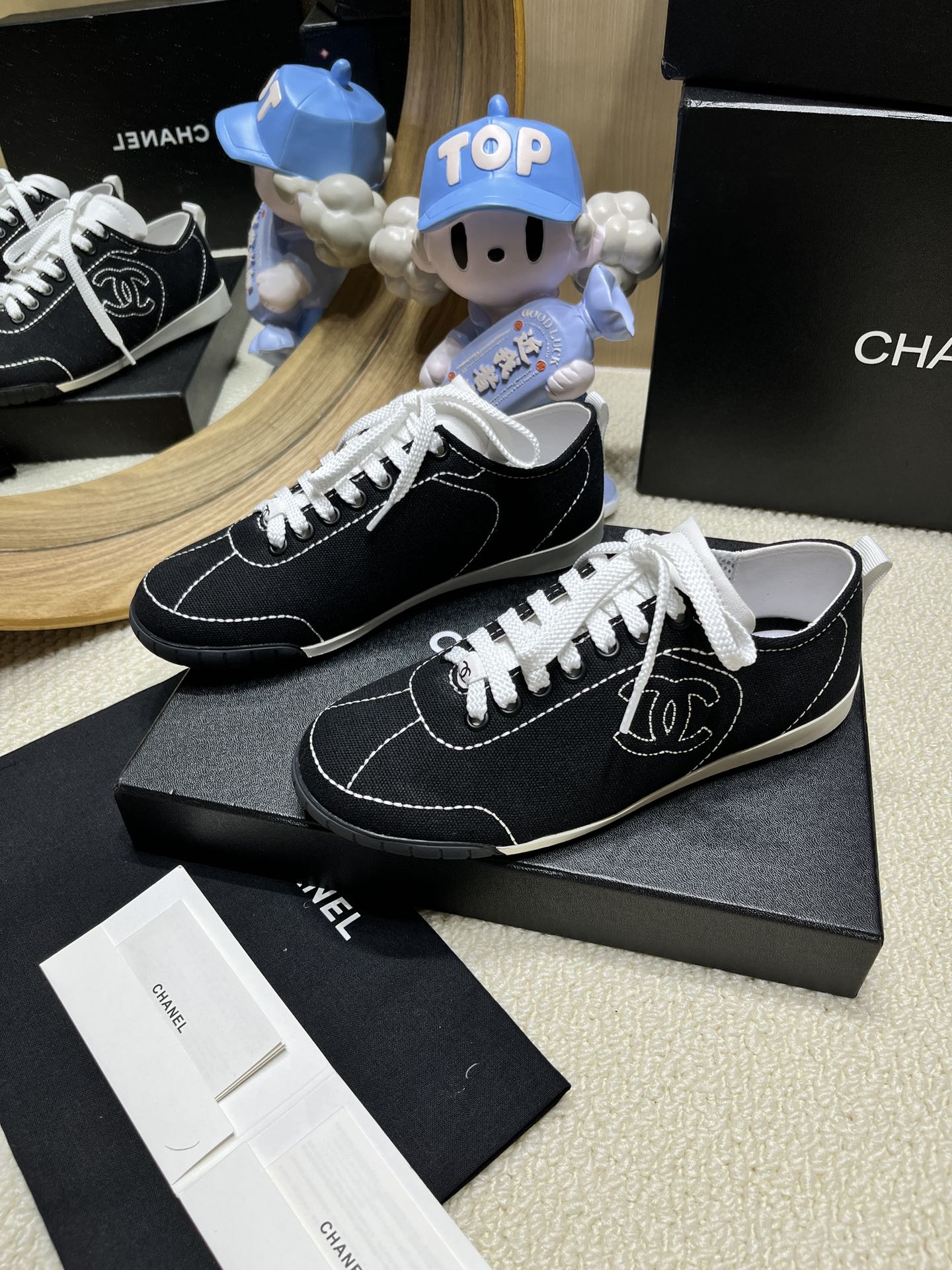NO:245720,Chanel Chanel 25c spring and summer casual sneakers, board shoes, black and white comic shoes, invincible and beautiful and easy to wear, absolutely fairy style, very light, the inner lining is super soft, super comfortable, breathable design of the upper, high-end and durable color matching, versatile, must-have for the year, original fabric upper, handmade inner lining mesh, original Tpu outsole, size 35-41, casual shoes/sports shoes, chanel, chanel, sneakers19860909Chanel 香奈儿25c春夏款休闲运动鞋 板鞋 黑白漫画鞋 无敌漂亮又好穿 绝对仙女款 非常轻便,内里也是超级软,超级舒服,鞋面透气设计,配色高级耐看 百搭 年度必备款 鞋面原版布面 手工 内里网纱 原版Tpu大底 码数35-41,休闲鞋/运动鞋,chanel,chanel,sneakers,Women's Shoes