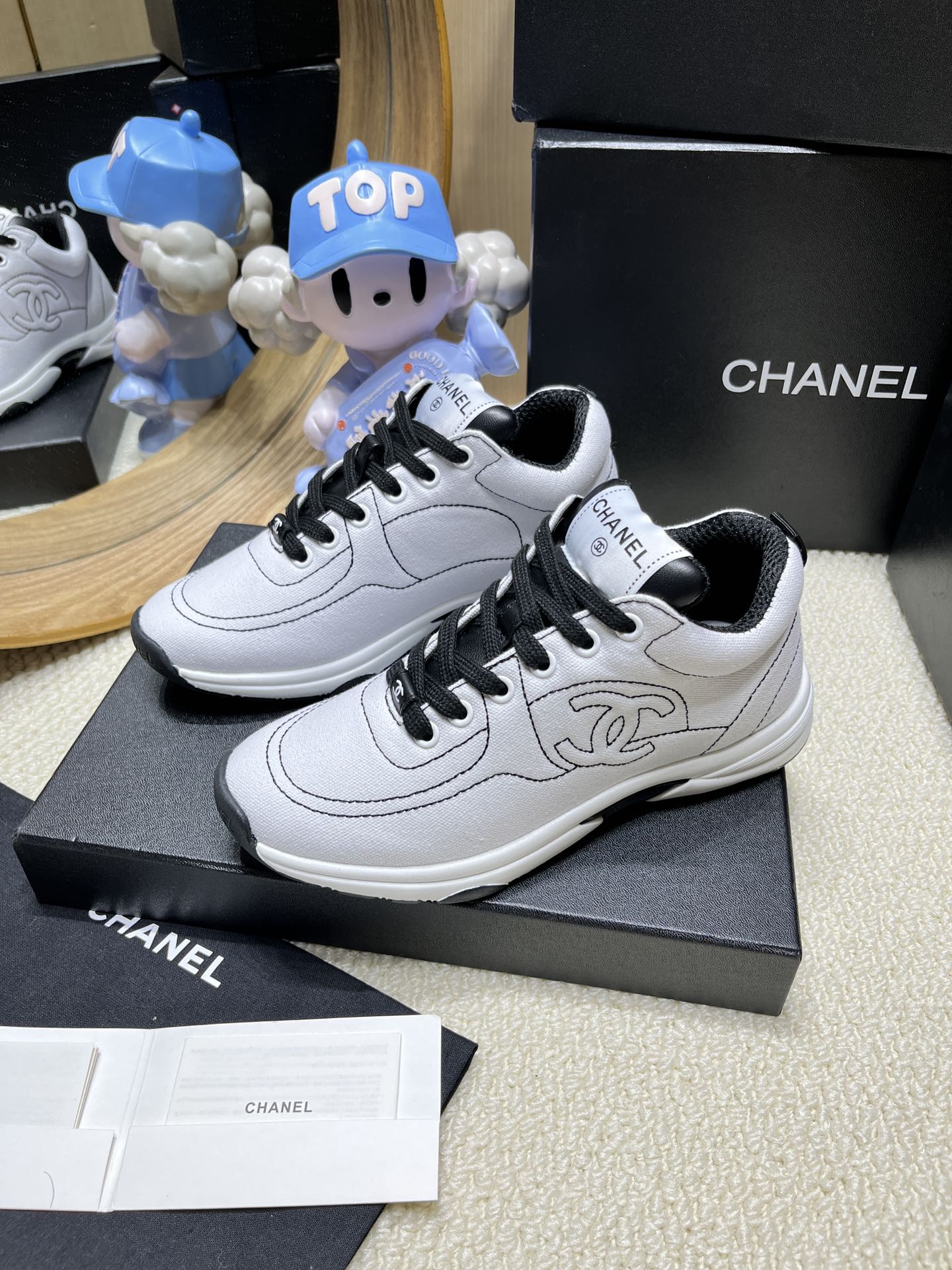 NO:225516,Chanel Chanel 25c spring and summer casual sneakers, board shoes, black and white comic shoes, invincible and beautiful and easy to wear, absolutely fairy style, very light, the inner lining is super soft, super comfortable, breathable design of the upper, high-end and durable color matching, versatile, must-have for the year, original fabric upper, handmade inner lining mesh, original Tpu outsole, size 35-41, casual shoes/sports shoes, chanel, chanel, sneakers19860909Chanel 香奈儿25c春夏款休闲运动鞋 板鞋 黑白漫画鞋 无敌漂亮又好穿 绝对仙女款 非常轻便,内里也是超级软,超级舒服,鞋面透气设计,配色高级耐看 百搭 年度必备款 鞋面原版布面 手工 内里网纱 原版Tpu大底 码数35-41,休闲鞋/运动鞋,chanel,chanel,sneakers,Women's Shoes
