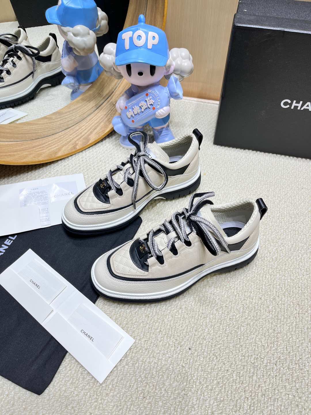 NO:234587,Chanel Chanel 2025C Milan show hit thick-soled sneakers Xiaoxiang early spring new double C square round-toe lace-up casual shoes. Trendy shoes This style is definitely the hottest existence of Xiaoxiang this season. It is easy to wear and wear and personality. It is different from the previous style. It has no big logo. The low-key and high-end feel is full of light British style square-toe lingual lattice is perfectly integrated. It has a feeling of 1 1 greater than 3. The classic contrasting color combination is brilliant and not abrupt. Matching. Short skirts. Shorts. Trendy denim clothing has instantly improved the fashion sense of several grades. Color beige   black. Size 35-41 (customized for 41), casual shoes/sports, chanel, chanel, sneakers, skirts, shorts19860909Chanel香奈儿 2025C米兰走秀爆款厚底运动鞋小香早春新款双C方圆头系带休闲鞋 潮鞋此款绝对是小香这一季最火的存在恨不得焊在脚上系列好穿又个性 跟以往风格不同没有大大的Logo 低调且高级感满满轻英伦风的方头十菱格的柔和完美的融合在一起有一种1 1大于3的感觉经典的撞色搭配出彩且不突兀 搭配 短裙 短裤牛仔潮服时尚感瞬间提升好几个档次 颜色米色 黑色 尺码35-41（41定做）,休闲鞋/运动鞋,chanel,chanel,sneakers,skirts,shorts,Women's Shoes