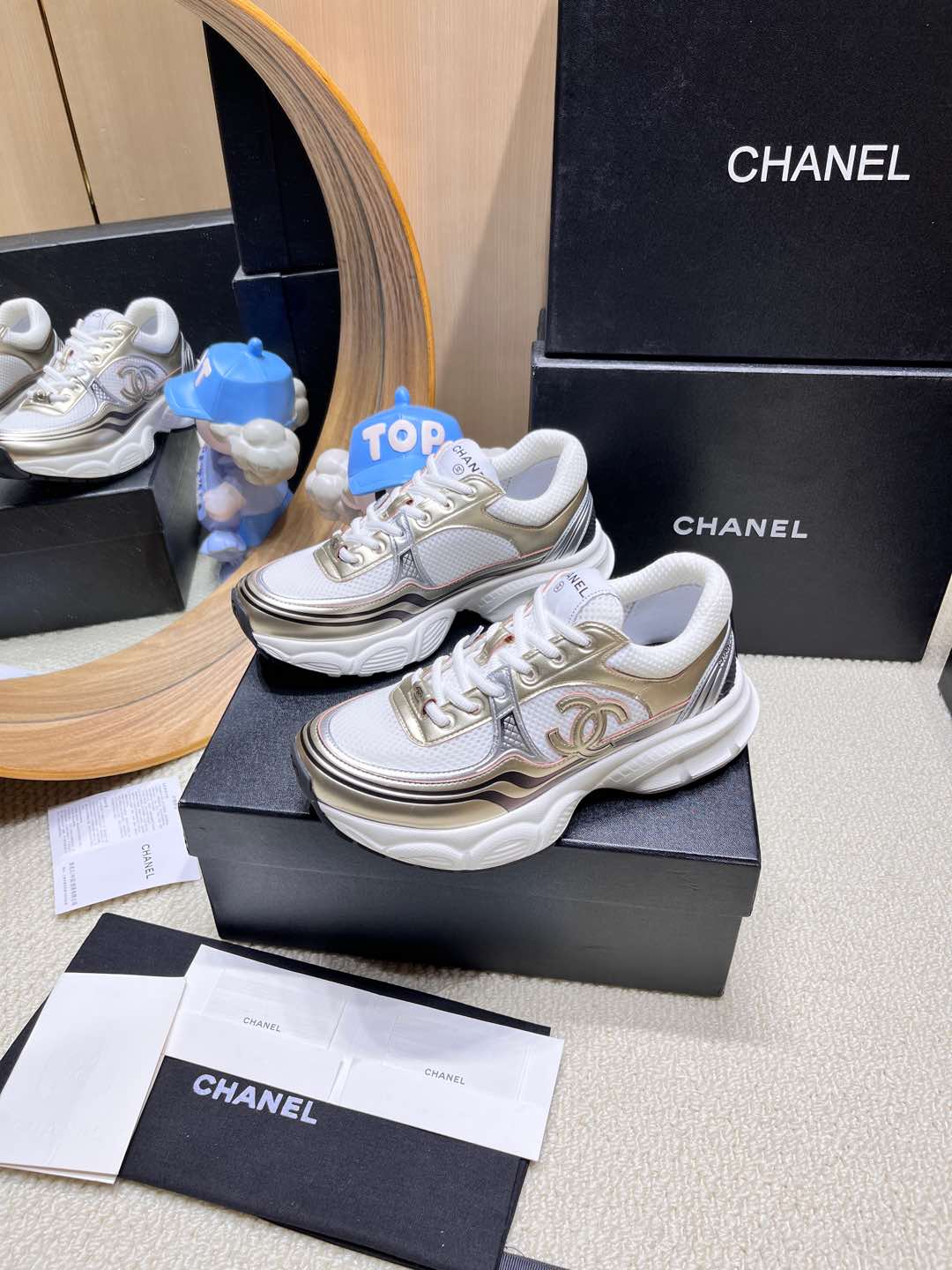 NO:234595,Chanel Chanel dad shoes, men and women couples style - 2025 counter top casual sneakers This classic design; the upper has a variety of craftsmanship and electric embroidery styles; the sole is fashionable and sporty; it is an extraordinary variety of color matching elements... The diversified mix and match is very beautiful and versatile, casual, fashionable, sports, and outdoors can be taken into consideration... Go material The upper is made of original imported silk cowhide   original tarp   original top cowhide The inner part is made of original sheepli   net Outsole based on original TPU combination sole The counter is made of high-quality packaging for women 35–41, dad shoes, chanel, chanel, sneakers, cowhide19860909Chanel香奈儿老爹鞋,男女情侣款——2025专柜顶级休闲款运动鞋 这款经典设计；鞋面多种工艺电绣的风格；大底却时尚运动；不平凡的拥入了多种配色元素…… 多元化混搭非常好看百搭,休闲,时尚,运动,户外都能兼顾…… Go 材料 鞋面采用 原版进口头层丝绸牛皮 原版防水布 原版头层牛皮 内里采用 原版羊里 网 大底根据 原版TPU组合大底 专柜精品包装全套女35–41,老爹鞋,chanel,chanel,sneakers,cowhide,Women's Shoes