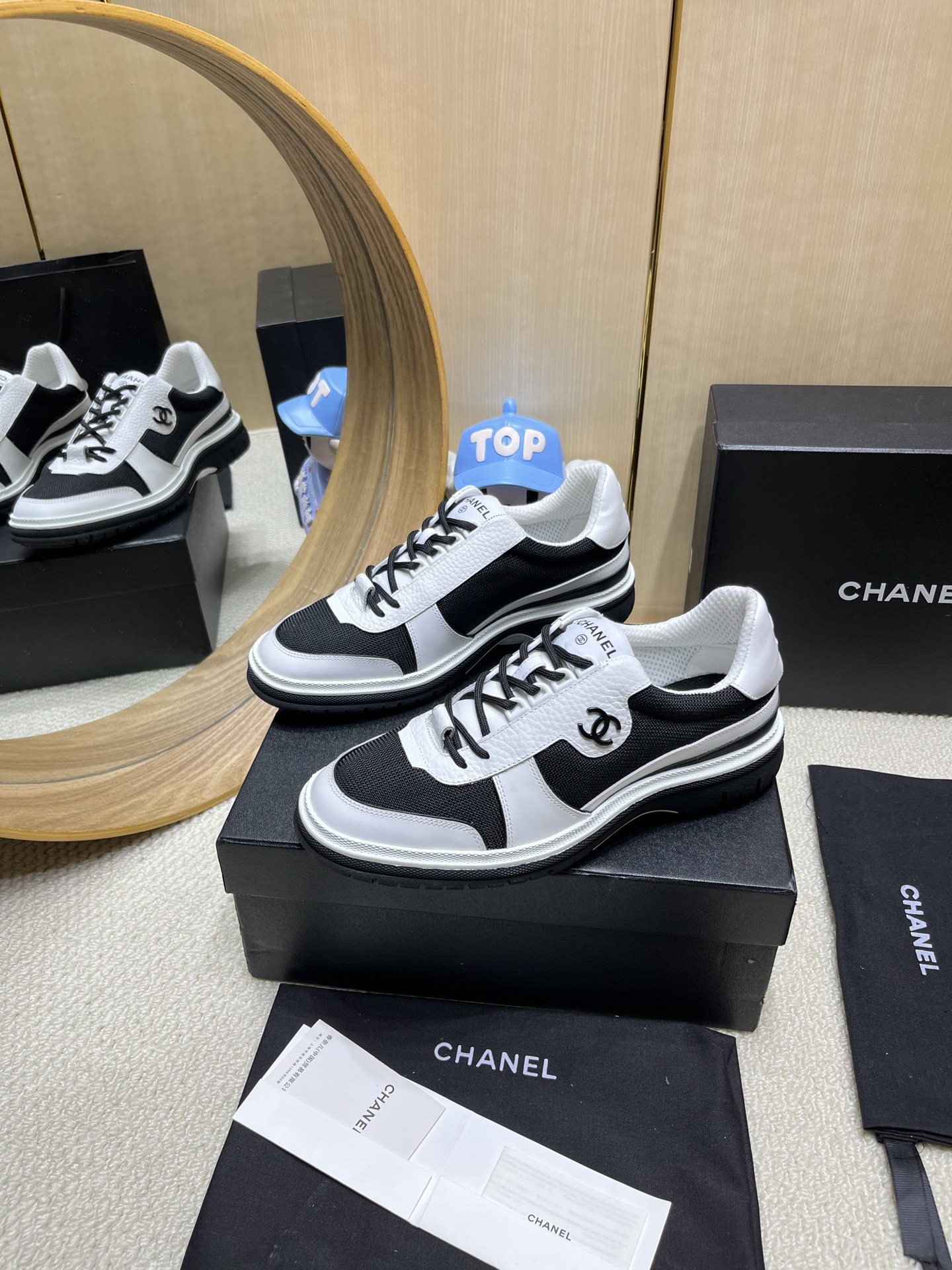 NO:235910,Chanel calfskin panda shoes Chanel 25C latest hits Panda sneakers casual shoes Xiaoxiang hot items classic panda color coco girls necessary to buy face: top layer cowhide   gold embroidery logo inside sheepskin bottom tpr original mold opening sole size 35-40 (34, 41 no return or replacement), casual shoes/sports shoes, chanel, chanel, sneakers, cowhide, sheepskin19860909香奈儿小牛皮熊猫鞋 Chanel 香奈儿 25C 最新爆款 熊猫 运动鞋 休闲板鞋 小香 爆款单品 经典熊猫配色 coco女孩必要入款 面:头层牛皮 金色刺绣logo 里羊皮里 底tpr原版开模底 码数35-40（34、41不退不换）,休闲鞋/运动鞋,chanel,chanel,sneakers,cowhide,sheepskin,Women's Shoes