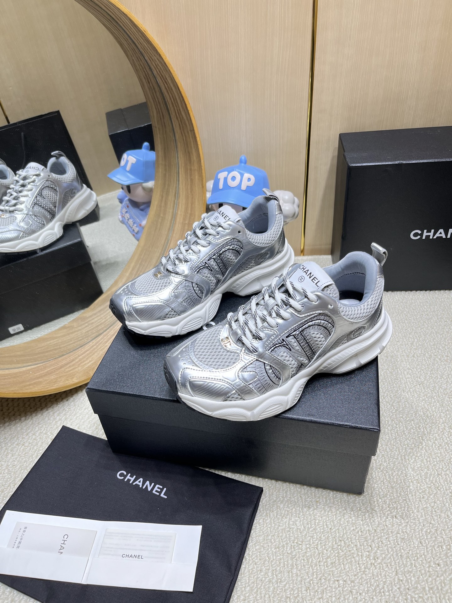 NO:235904,Chanel Chanel dad shoes, men and women couples - top casual sports shoes for counter This classic design; the upper has a variety of craftsmanship and electric embroidery styles; the sole is fashionable and sporty; it is an extraordinary variety of color matching elements... The diversified mix and match is very beautiful and versatile, casual, fashionable, sports, and outdoors can be taken into consideration... Go material The upper is made of original imported silk cowhide   original tarp   original top cowhide The inner part is made of original sheepli   net Outsole based on original TPU combination sole The counter is made of high-quality packaging for women 35–41, dad shoes, chanel, chanel, sneakers, cowhide19860909Chanel香奈儿老爹鞋,男女情侣款——专柜顶级休闲款运动鞋 这款经典设计；鞋面多种工艺电绣的风格；大底却时尚运动；不平凡的拥入了多种配色元素…… 多元化混搭非常好看百搭,休闲,时尚,运动,户外都能兼顾…… Go 材料 鞋面采用 原版进口头层丝绸牛皮 原版防水布 原版头层牛皮 内里采用 原版羊里 网 大底根据 原版TPU组合大底 专柜精品包装全套女35–41,老爹鞋,chanel,chanel,sneakers,cowhide,Women's Shoes