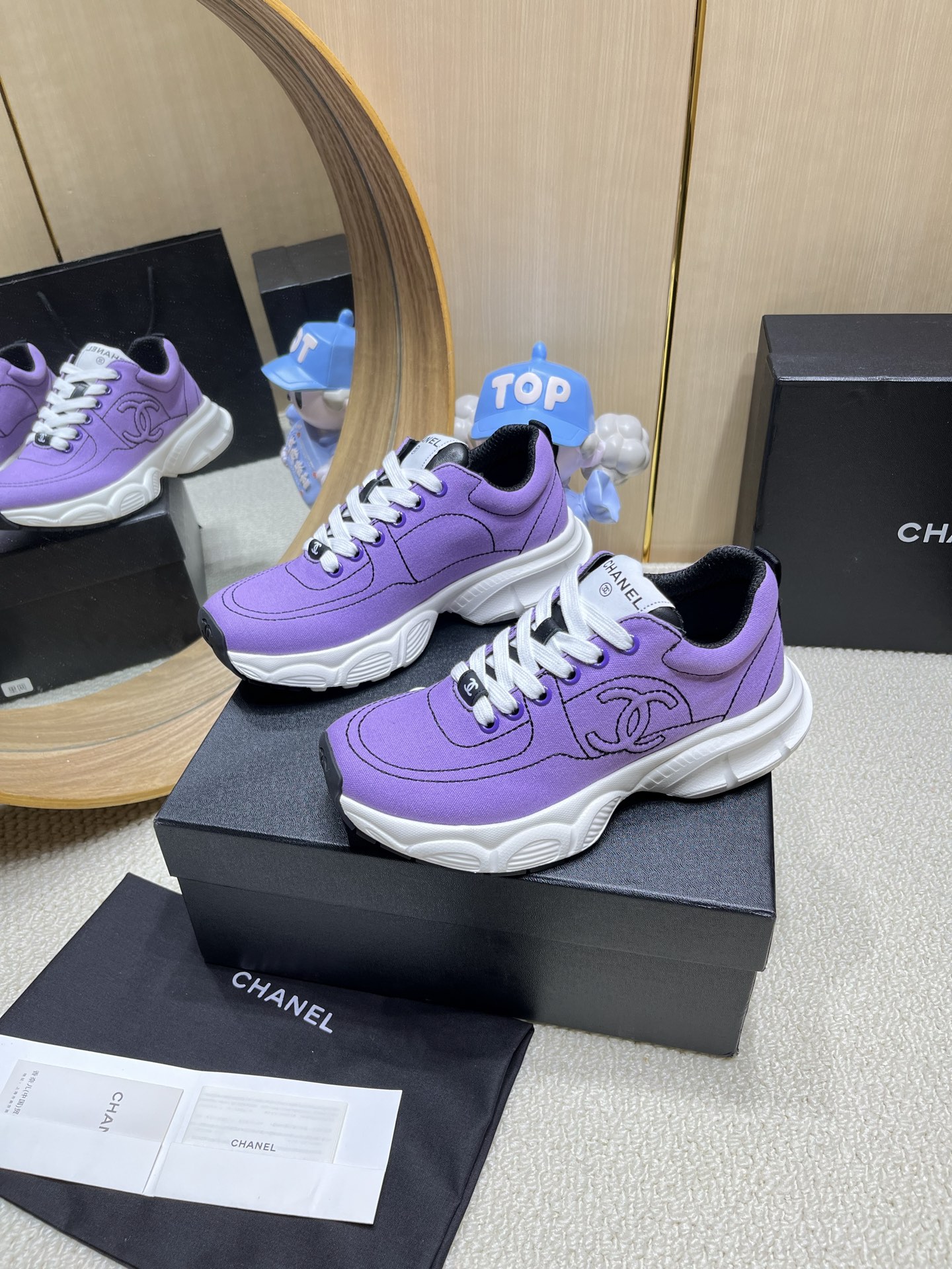 NO:235907,Chanel Chanel dad shoes, top casual sports shoes for counter This classic design; the upper has a variety of craftsmanship and electric embroidery styles; the sole is fashionable and sporty; it is an extraordinary variety of color matching elements... The diversified mix and match is very beautiful and versatile, casual, fashionable, sports, and outdoors can be taken into consideration... Go material The upper is made of original imported silk cowhide   original tarp   original head cowhide The inner is made of original sheepli   net Outsole based on original TPU combination sole The counter is made of high-quality packaging for women 35–41, dad shoes, chanel, chanel, sneakers, cowhide19860909Chanel香奈儿老爹鞋,专柜顶级休闲款运动鞋 这款经典设计；鞋面多种工艺电绣的风格；大底却时尚运动；不平凡的拥入了多种配色元素…… 多元化混搭非常好看百搭,休闲,时尚,运动,户外都能兼顾…… Go 材料 鞋面采用 原版进口头层丝绸牛皮 原版防水布 原版头层牛皮 内里采用 原版羊里 网 大底根据 原版TPU组合大底 专柜精品包装全套女35–41,老爹鞋,chanel,chanel,sneakers,cowhide,Women's Shoes