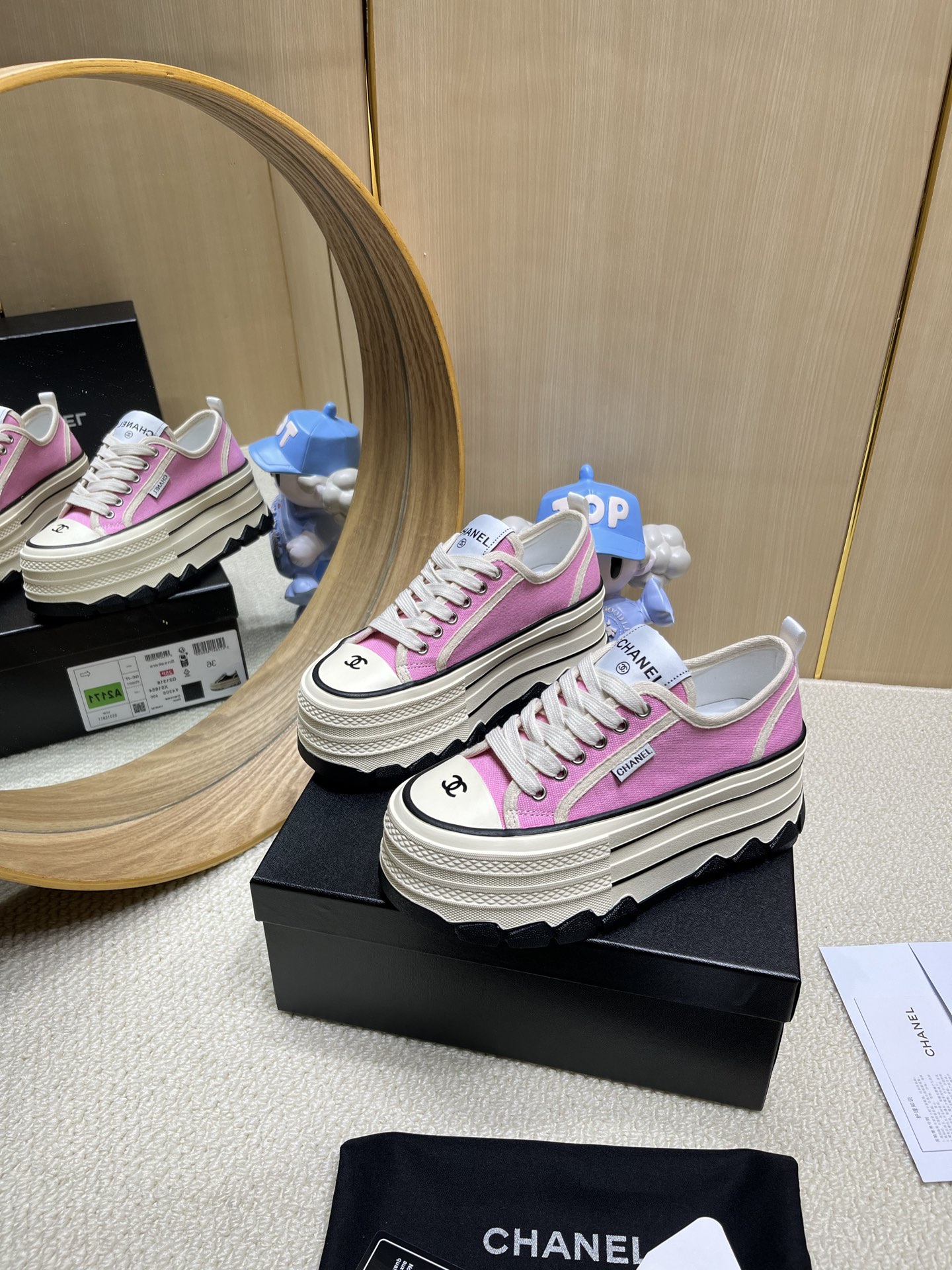 NO:235908,Top version, original single quality!  !  !  Chanel - Cookie Shoes Top casual sneakers for counter This classic design; the upper has a variety of craftsmanship styles; the sole is fashionable and sporty; it is an extraordinary variety of color matching elements... The diversified mix and match is very beautiful and versatile, casual, fashionable, sports, and outdoors can be taken into consideration... Go material The upper is made of original canvas, the inner is made of sheepskin, the sole is based on the original TPU combination sole, the counter is boutique packaging for women 35–40, dad shoes, chanel, chanel, sneakers, sheepskin19860909顶级版本,原单品质！！！ Chanel香奈儿——饼干鞋 专柜顶级休闲款运动鞋 这款经典设计；鞋面多种工艺的风格；大底却时尚运动；不平凡的拥入了多种配色元素…… 多元化混搭非常好看百搭,休闲,时尚,运动,户外都能兼顾…… Go 材料 鞋面采用 原版帆布 内里采用 羊皮 大底根据 原版TPU组合大底 专柜精品包装全套女35–40,老爹鞋,chanel,chanel,sneakers,sheepskin,Women's Shoes