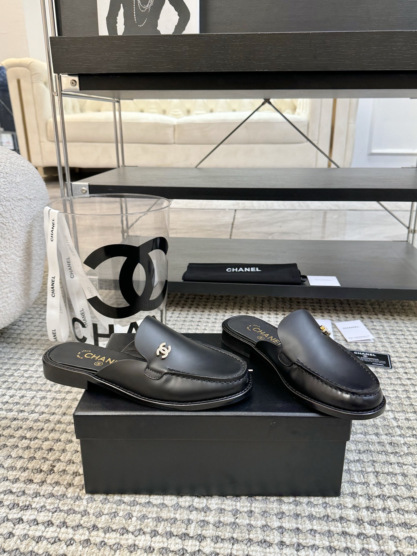 NO:415063,The recently sold Angora Red Chanel Leather Shoes Loafers [CHANEL Chanel] Xiaoxiang classic spring and summer four-season loves, single shoes, small leather shoes, top series. A must-have hot spring Xiangjia style, goddess series, with the elegant and famous temperament of Xiangjia, super durable and irresistible!  Upper: imported cowhide high-quality textured original mold buckle Inner: soft foot pads and high comfort Outsole: original mold opening, Italian genuine leather outsole Standard size 35-42, 41/42 Custom made non-return and exchange, loafers semi-trailer, chanel, chanel, chanel, loafers, cowhide, sheepskin, Leather soles19860909最近热卖的安哥拉红香奈儿小皮鞋乐福鞋【CHANEL香奈儿】 小香经典款春夏四季乐福鞋,单鞋,小皮鞋,顶级系列 春季香家必备爆款,女神系列,拥有香家特色优雅名媛气质,超级耐看,让人无法抗拒！ 鞋面:进口牛皮高级有质感原版开模扣 内里:垫脚柔软羊皮舒适性高 大底:原模开版,意大利真皮大底 标准码 35-42码,41/42 定做不退换,乐福鞋半拖,chanel,chanel,chanel,loafers,cowhide,sheepskin,Leather soles,Women's Shoes