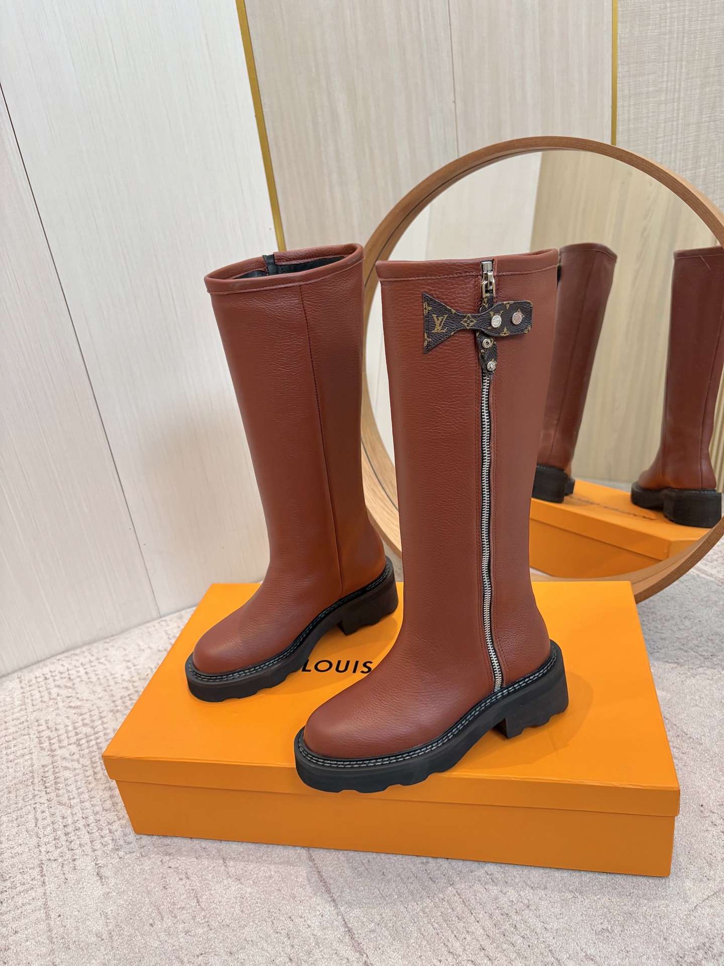 NO:630558,*Slip on flat boots!  The boot shaft is decorated with a green metal logo. The boots are so popular on Instagram that they are so beautiful. The printing process requires a lot of leather!  Fabric: Original imported pebbled cowhide lining, padded sheepskin lining Size 35-42 (40.41.42. Customized, non-refundable), boots, louis vuitton, boots, cowhide, sheepskin19860909*一脚蹬平底长靴！靴筒饰有Lv金属标志,火遍ins神仙绝美神靴,对版工艺、极其耗费皮料！ 面料原版进口荔枝纹牛皮 内里、垫脚羊皮里 Size35-42（40.41.42.定做不退换码）,靴子,louis vuitton,boots,cowhide,sheepskin,Women's Shoes