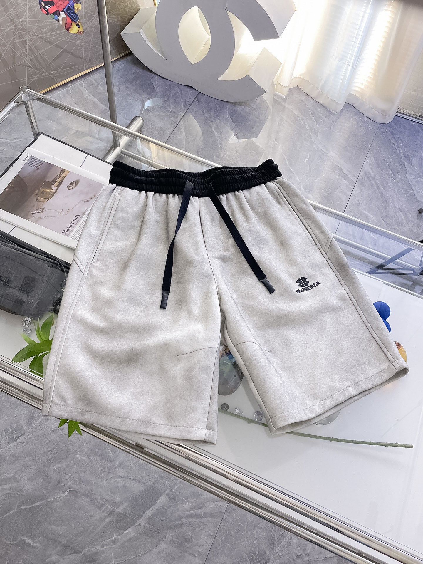 NO:160463,Balenciaga completes three standards. 2025 summer new men's casual shorts, high-end custom fabric breathable fabric, extremely breathable, elastic and comfortable, impeccable details, top-level auxiliary materials, original logo design concept, delicate and soft feel!  The upper body style is excellent!  Size M-XXXL order to report height and weight, balenciaga, shorts, alexander wang19860909巴黎世家 三标齐全 2025夏季新款男士休闲短裤,高级定制面料透气面料 透气弹力舒适度极高,细节无可挑剔,顶级辅料配备,原版logo设计理念,手感细腻柔软！上身版型超赞！尺码M-XXXL下单报身高体重,,balenciaga,shorts,alexander wang,Men's clothing