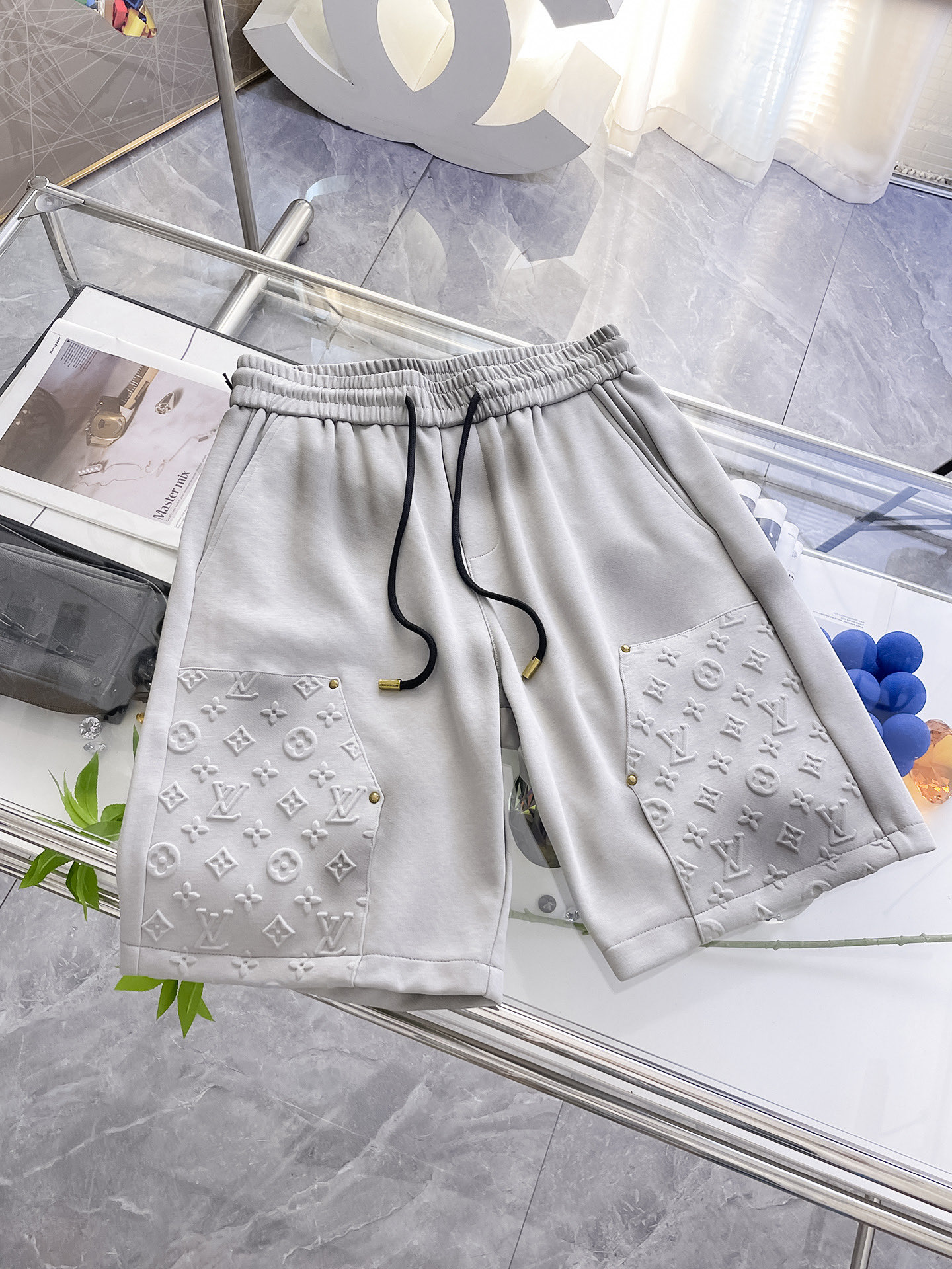 NO:160465,LV has three complete standards. 2025 summer new men's casual shorts, high-end custom fabric breathable fabric, extremely breathable, elastic and comfortable, impeccable details, top-level auxiliary materials, original logo design concept, delicate and soft feel!  The upper body style is excellent!  Size M-XXXL order to report height and weight, louis vuitton, shorts, alexander wang19860909LV 三标齐全 2025夏季新款男士休闲短裤,高级定制面料透气面料 透气弹力舒适度极高,细节无可挑剔,顶级辅料配备,原版logo设计理念,手感细腻柔软！上身版型超赞！尺码M-XXXL下单报身高体重,,louis vuitton,shorts,alexander wang,Men's clothing