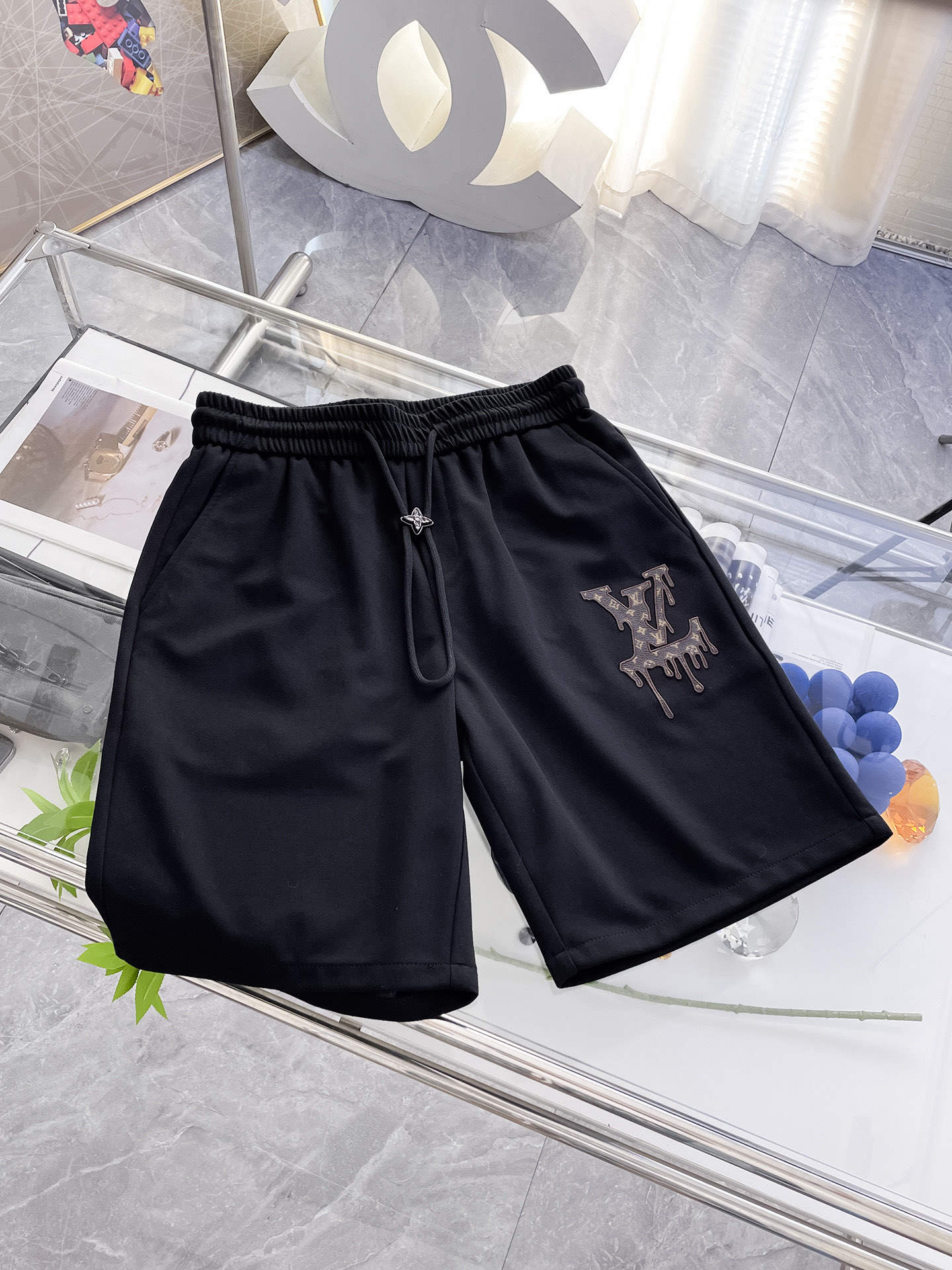 NO:160469,LV has three complete standards. 2025 summer new men's casual shorts, high-end custom fabric breathable fabric, extremely breathable, elastic and comfortable, impeccable details, top-level auxiliary materials, original logo design concept, delicate and soft feel!  The upper body style is excellent!  Size M-XXXL order to report height and weight, louis vuitton, shorts, alexander wang19860909LV 三标齐全 2025夏季新款男士休闲短裤,高级定制面料透气面料 透气弹力舒适度极高,细节无可挑剔,顶级辅料配备,原版logo设计理念,手感细腻柔软！上身版型超赞！尺码M-XXXL下单报身高体重,,louis vuitton,shorts,alexander wang,Men's clothing