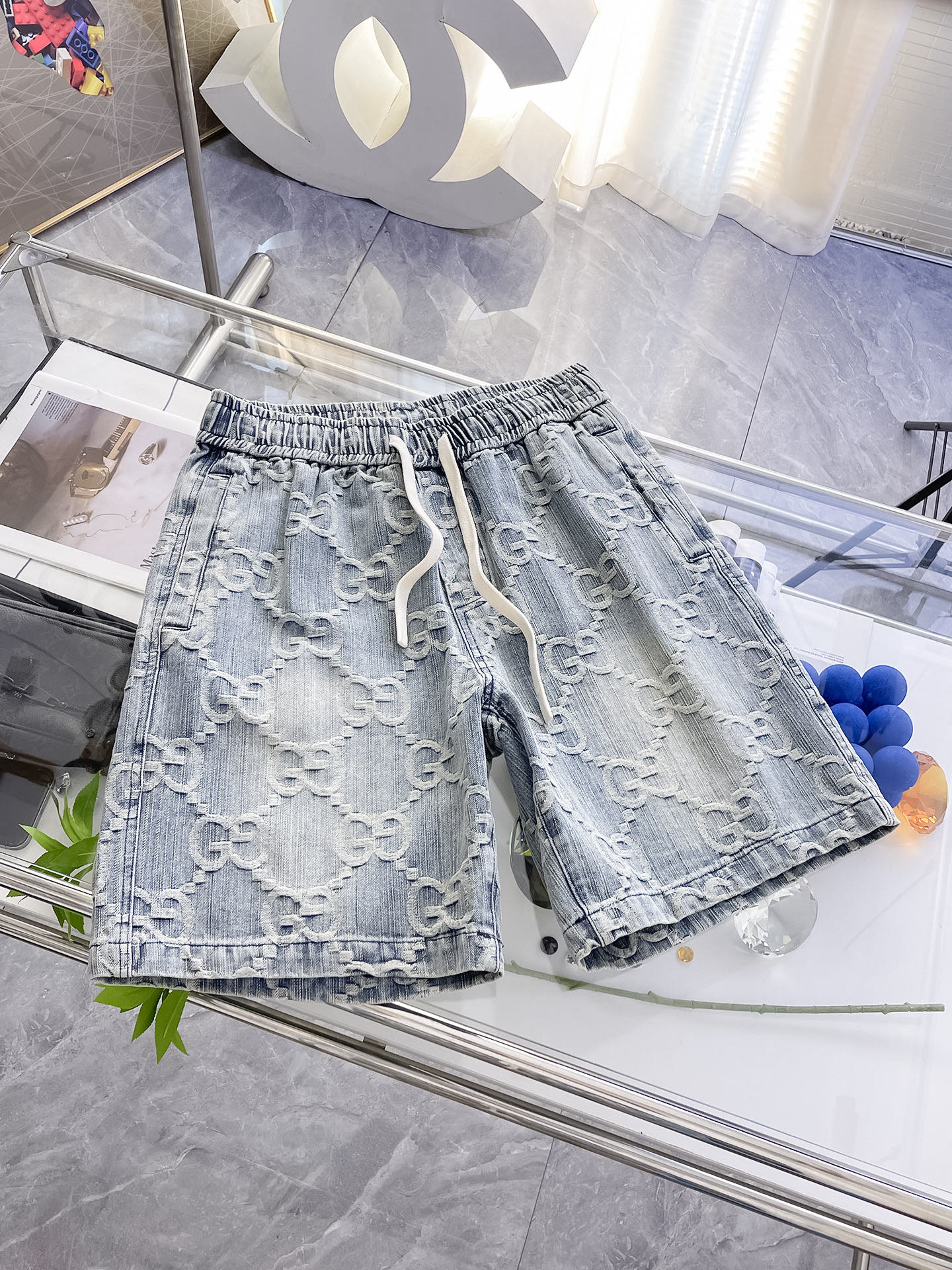 NO:160471,Guqi, complete three standards, 2025 summer new men's casual shorts, high-end custom fabric, breathable fabric, extremely breathable, elastic and comfortable, impeccable details, top-level auxiliary materials, original logo design concept, delicate and soft feel!  The upper body style is excellent!  Size M-XXXL order to report height and weight, shorts, alexander wang19860909古奇 三标齐全 2025夏季新款男士休闲短裤,高级定制面料透气面料 透气弹力舒适度极高,细节无可挑剔,顶级辅料配备,原版logo设计理念,手感细腻柔软！上身版型超赞！尺码M-XXXL下单报身高体重,,shorts,alexander wang,Men's clothing