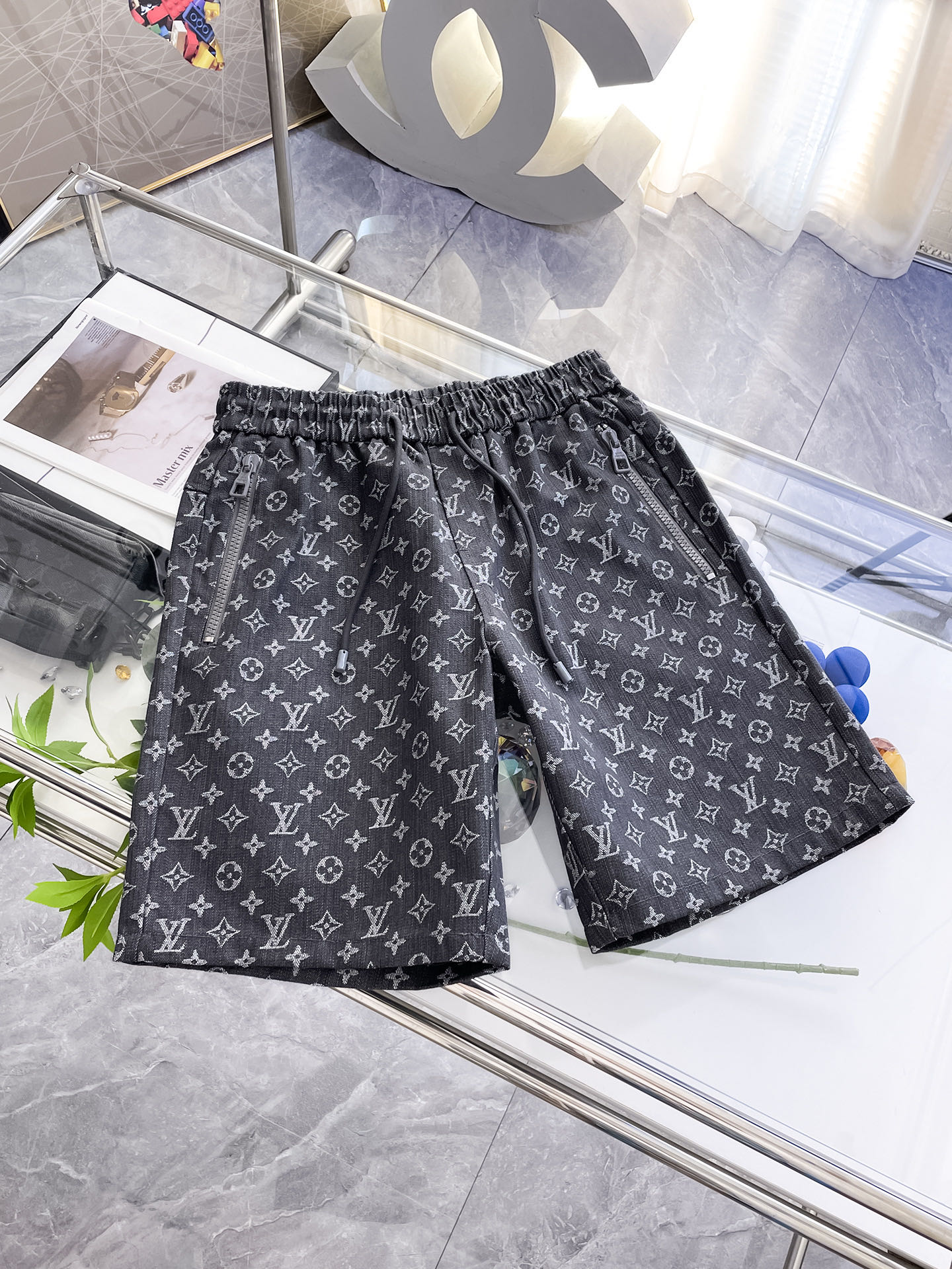 NO:160473,LV has three complete standards. 2025 summer new men's casual shorts, high-end custom fabric breathable fabric, extremely breathable, elastic and comfortable, impeccable details, top-level auxiliary materials, original logo design concept, delicate and soft feel!  The upper body style is excellent!  Size M-XXXL order to report height and weight, louis vuitton, shorts, alexander wang19860909LV 三标齐全 2025夏季新款男士休闲短裤,高级定制面料透气面料 透气弹力舒适度极高,细节无可挑剔,顶级辅料配备,原版logo设计理念,手感细腻柔软！上身版型超赞！尺码M-XXXL下单报身高体重,,louis vuitton,shorts,alexander wang,Men's clothing