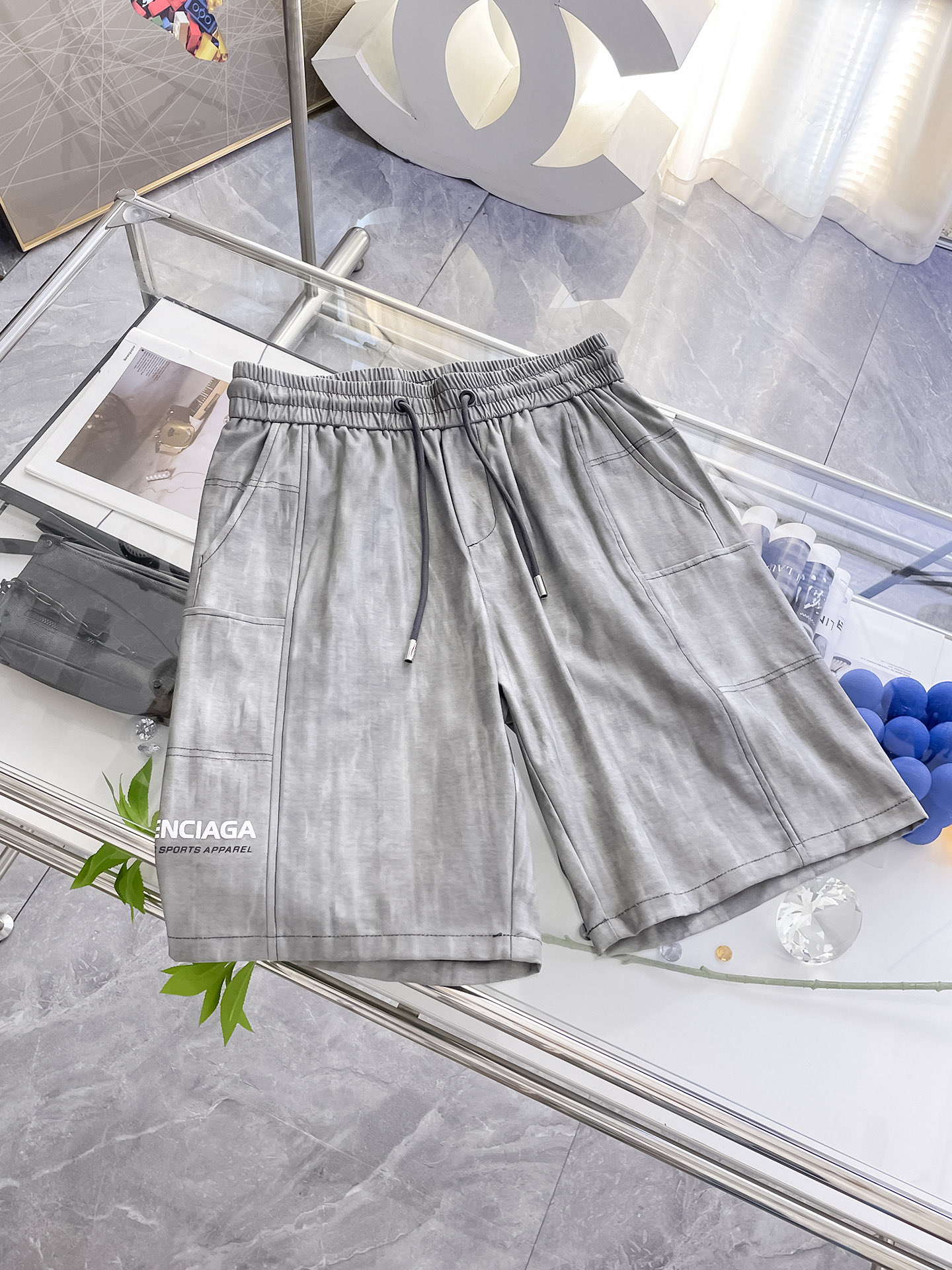 NO:160475,Balenciaga completes three standards. 2025 summer new men's casual shorts, high-end custom fabric breathable fabric, extremely breathable, elastic and comfortable, impeccable details, top-level auxiliary materials, original logo design concept, delicate and soft feel!  The upper body style is excellent!  Size M-XXXL order to report height and weight, balenciaga, shorts, alexander wang19860909巴黎世家 三标齐全 2025夏季新款男士休闲短裤,高级定制面料透气面料 透气弹力舒适度极高,细节无可挑剔,顶级辅料配备,原版logo设计理念,手感细腻柔软！上身版型超赞！尺码M-XXXL下单报身高体重,,balenciaga,shorts,alexander wang,Men's clothing