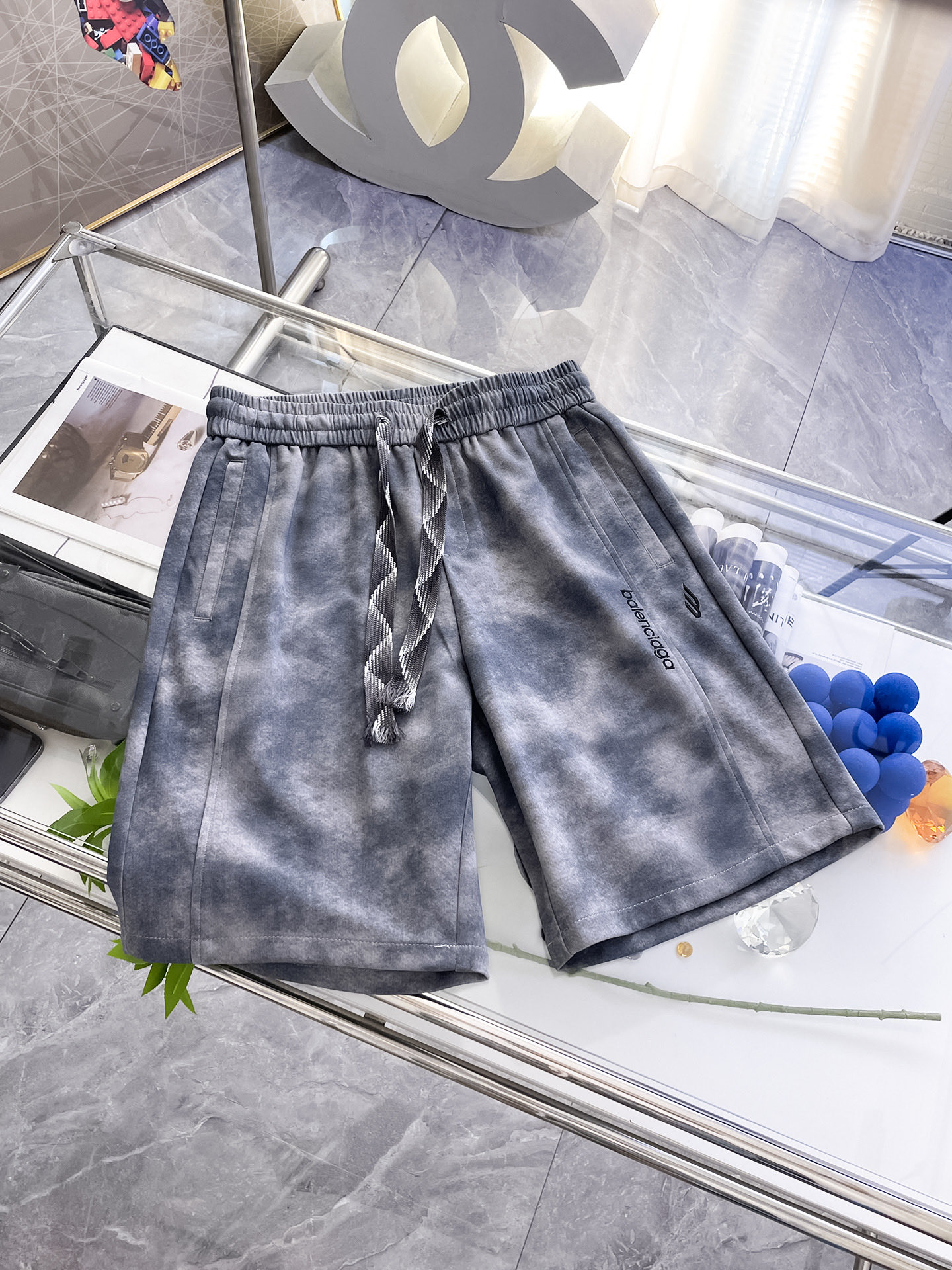 NO:160478,Balenciaga completes three standards. 2025 summer new men's casual shorts, high-end custom fabric breathable fabric, extremely breathable, elastic and comfortable, impeccable details, top-level auxiliary materials, original logo design concept, delicate and soft feel!  The upper body style is excellent!  Size M-XXXL order to report height and weight, balenciaga, shorts, alexander wang19860909巴黎世家 三标齐全 2025夏季新款男士休闲短裤,高级定制面料透气面料 透气弹力舒适度极高,细节无可挑剔,顶级辅料配备,原版logo设计理念,手感细腻柔软！上身版型超赞！尺码M-XXXL下单报身高体重,,balenciaga,shorts,alexander wang,Men's clothing