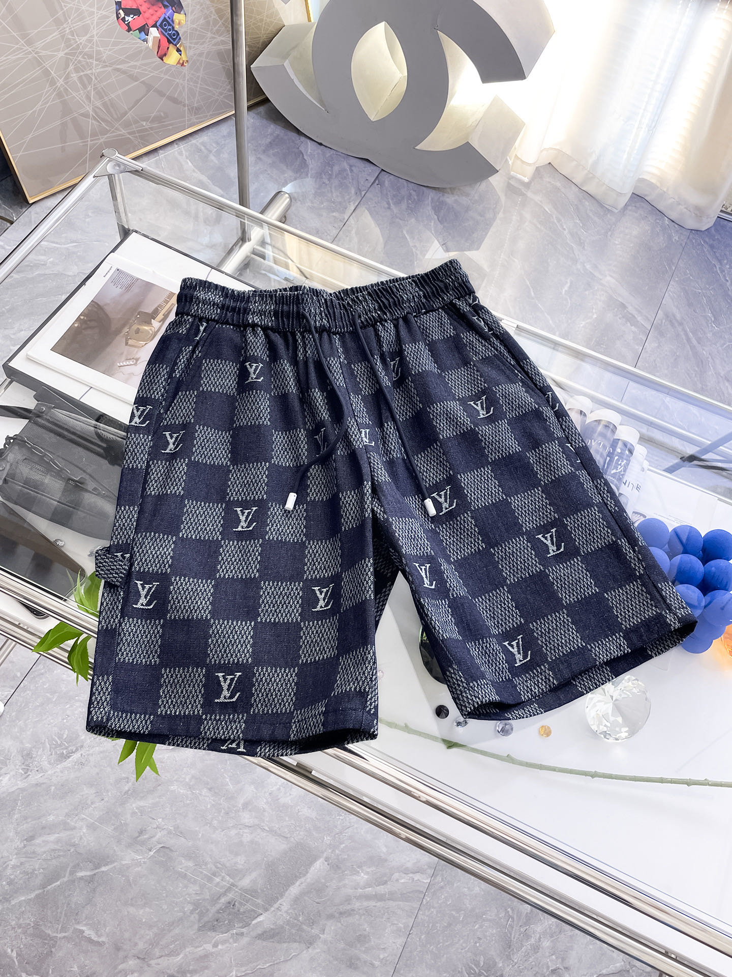 NO:160477,LV has three complete standards. 2025 summer new men's casual shorts, high-end custom fabric breathable fabric, extremely breathable, elastic and comfortable, impeccable details, top-level auxiliary materials, original logo design concept, delicate and soft feel!  The upper body style is excellent!  Size M-XXXL order to report height and weight, louis vuitton, shorts, alexander wang19860909LV 三标齐全 2025夏季新款男士休闲短裤,高级定制面料透气面料 透气弹力舒适度极高,细节无可挑剔,顶级辅料配备,原版logo设计理念,手感细腻柔软！上身版型超赞！尺码M-XXXL下单报身高体重,,louis vuitton,shorts,alexander wang,Men's clothing