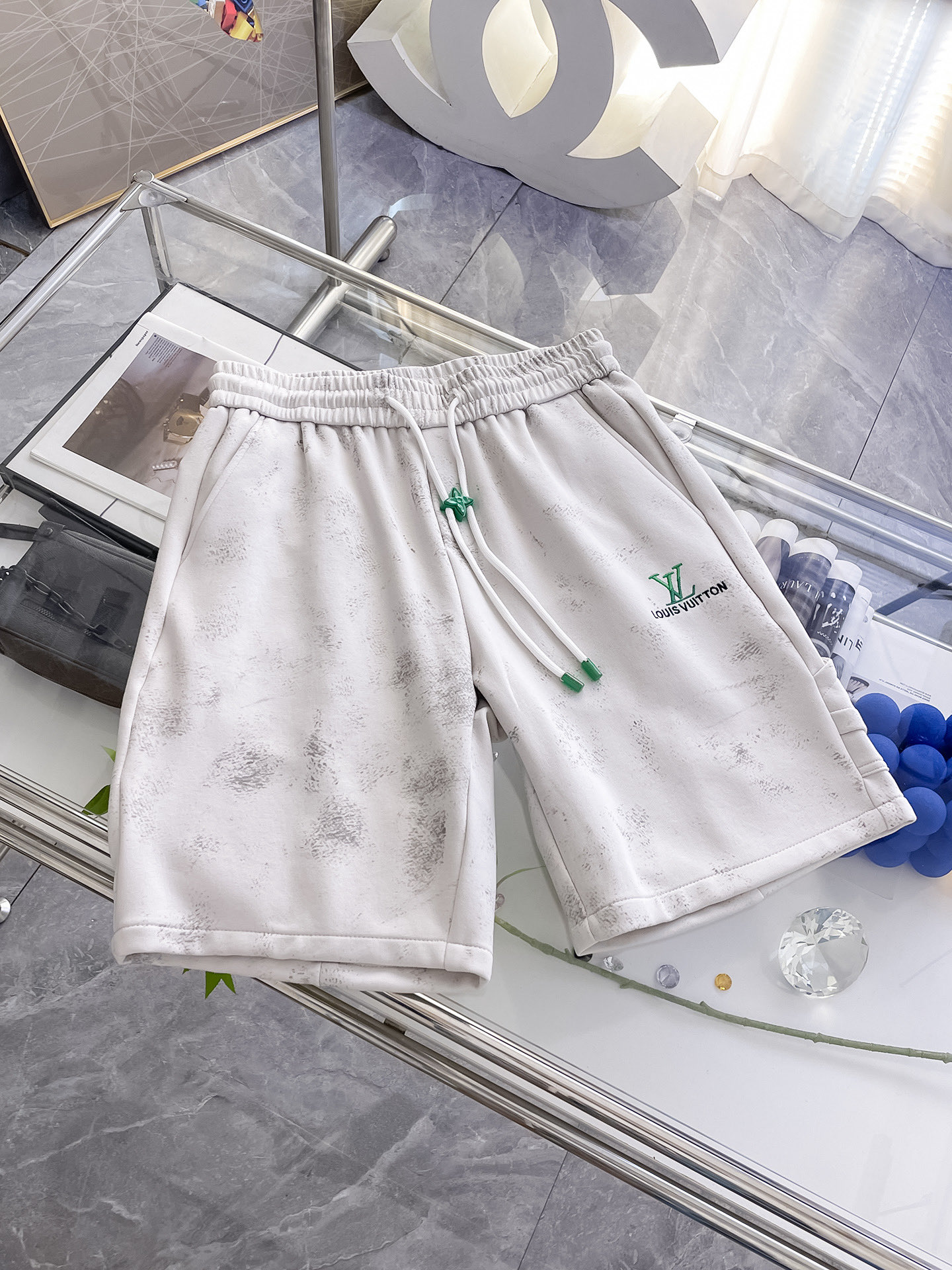 NO:160479,LV has three complete standards. 2025 summer new men's casual shorts, high-end custom fabric breathable fabric, extremely breathable, elastic and comfortable, impeccable details, top-level auxiliary materials, original logo design concept, delicate and soft feel!  The upper body style is excellent!  Size M-XXXL order to report height and weight, louis vuitton, shorts, alexander wang19860909LV 三标齐全 2025夏季新款男士休闲短裤,高级定制面料透气面料 透气弹力舒适度极高,细节无可挑剔,顶级辅料配备,原版logo设计理念,手感细腻柔软！上身版型超赞！尺码M-XXXL下单报身高体重,,louis vuitton,shorts,alexander wang,Men's clothing