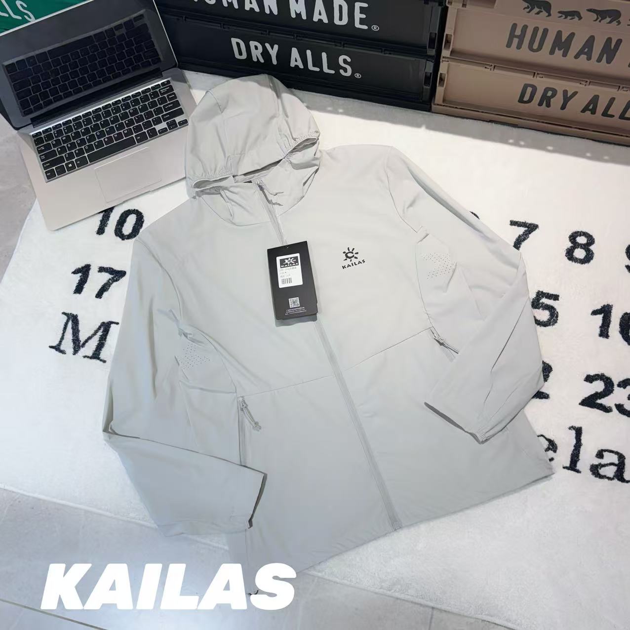💰165包邮
-KAILAS凯乐石连帽轻薄皮肤衣 激光打孔 防晒服
-面料:采用原版一比一定织定染采用超轻量化UPF140+面料。薄如蝉翼,轻便舒适,防风防泼水超UPF140+级别的防晒性能。整衣100多克,仅仅两个鸡蛋的重量,方便携带收纳。
-辅料:原版拆解开发,一比一定制的小标,领标,水洗,吊牌,五金等等。
-工艺:原版分解,从裁剪,拼接,到缝制工艺完全原版一比一。腋下后背翼型激光打孔,吸湿排汗,舒适透气。
-颜色:浅灰 棕榈 碧石灰
-尺码:M L XL 2XL 3XL
衣长 肩宽 胸围 推荐尺码
M 65 50 114 120斤内
L 67 51 118 140斤内
XL 69 52 122 160斤内
2XL 71 53 126 180斤内
3XL 73 54 130 200斤内