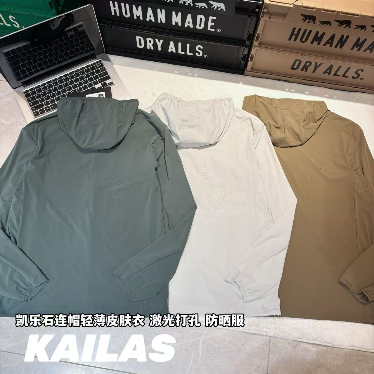 💰165包邮
-KAILAS凯乐石连帽轻薄皮肤衣 激光打孔 防晒服
-面料:采用原版一比一定织定染采用超轻量化UPF140+面料。薄如蝉翼,轻便舒适,防风防泼水超UPF140+级别的防晒性能。整衣100多克,仅仅两个鸡蛋的重量,方便携带收纳。
-辅料:原版拆解开发,一比一定制的小标,领标,水洗,吊牌,五金等等。
-工艺:原版分解,从裁剪,拼接,到缝制工艺完全原版一比一。腋下后背翼型激光打孔,吸湿排汗,舒适透气。
-颜色:浅灰 棕榈 碧石灰
-尺码:M L XL 2XL 3XL
衣长 肩宽 胸围 推荐尺码
M 65 50 114 120斤内
L 67 51 118 140斤内
XL 69 52 122 160斤内
2XL 71 53 126 180斤内
3XL 73 54 130 200斤内