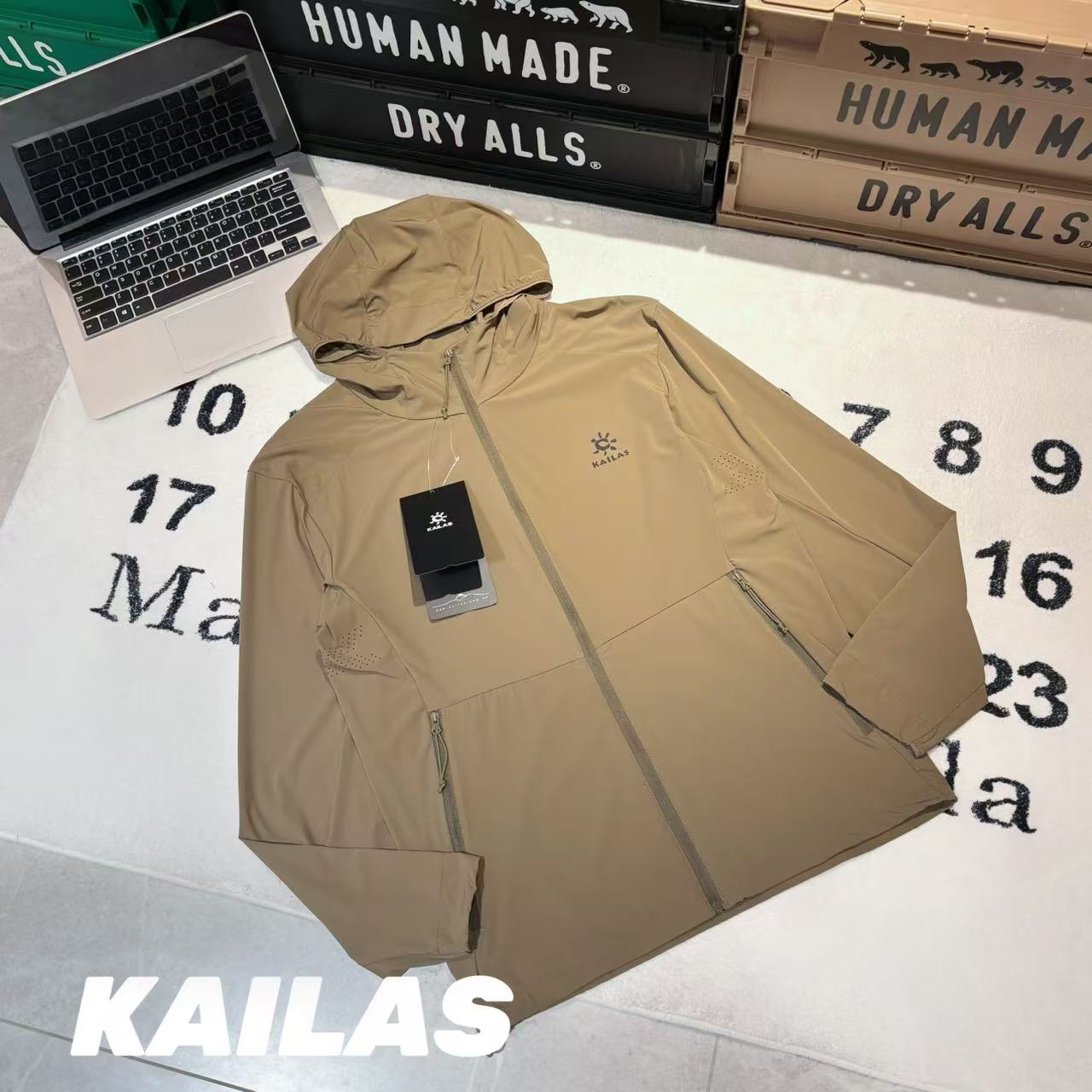 💰165包邮
-KAILAS凯乐石连帽轻薄皮肤衣 激光打孔 防晒服
-面料:采用原版一比一定织定染采用超轻量化UPF140+面料。薄如蝉翼,轻便舒适,防风防泼水超UPF140+级别的防晒性能。整衣100多克,仅仅两个鸡蛋的重量,方便携带收纳。
-辅料:原版拆解开发,一比一定制的小标,领标,水洗,吊牌,五金等等。
-工艺:原版分解,从裁剪,拼接,到缝制工艺完全原版一比一。腋下后背翼型激光打孔,吸湿排汗,舒适透气。
-颜色:浅灰 棕榈 碧石灰
-尺码:M L XL 2XL 3XL
衣长 肩宽 胸围 推荐尺码
M 65 50 114 120斤内
L 67 51 118 140斤内
XL 69 52 122 160斤内
2XL 71 53 126 180斤内
3XL 73 54 130 200斤内