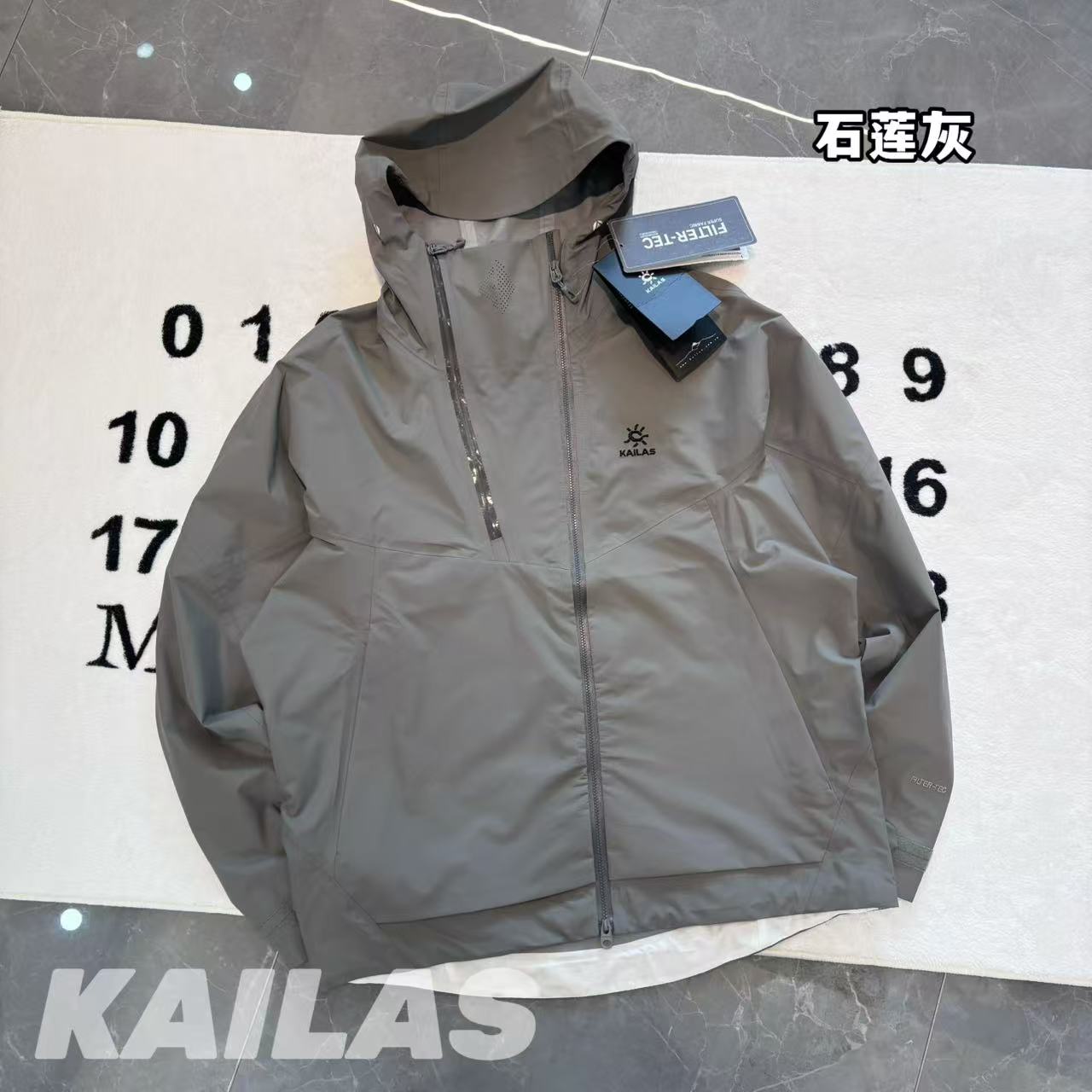 發310💰

-KAILAS 凯乐石 索松 运动户外徒步FLT防风防水透汽散热连帽全压胶冲锋衣 男女同款

-面料：原版一比一定织定染FILTER-TCE科技面料。轻薄防雨，透气性好。

-辅料：原版拆解开发，一比一定制的小标，领标，水洗，吊牌，五金等等。

-工艺：原版分解，从裁剪，拼接，到缝制工艺完全原版一比一。全压胶工艺。

-颜色：石莲灰  远天蓝

-尺码：S M L XL XXL
       衣长  胸围  肩宽    推荐尺码
S     69     116    49      120斤内
M    71     120    50      140斤内
L      73     124    51      160斤内
XL    75     128    52      180斤内
XXL  77     132    53      200斤内