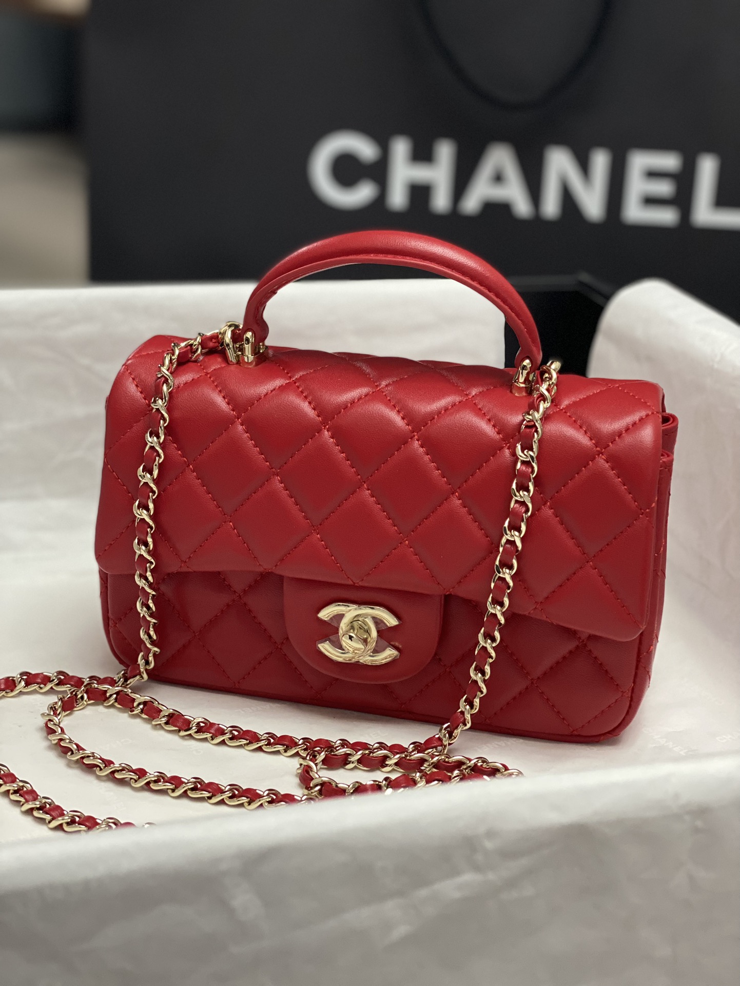 NO:386175,Chanel 21K latest Mini CF handle handbag AS2431 classic diamond cushion bag is decorated with exquisite classic chains and handheld, delicate sheepskin polishing handbag, stand out and interprets eternal elegance. Size 20x12x6cm, Chanel, chanel, chanel, sheepskin19860909Chanel 21K最新Mini CF handle 手提包 AS2431 经典菱格口盖包 饰以精致经典链子搭配手提,细腻羊皮润饰手袋,脱颖而出,演绎永恒优雅.尺寸20x12x6cm,香奈儿,chanel,chanel,sheepskin,Bag