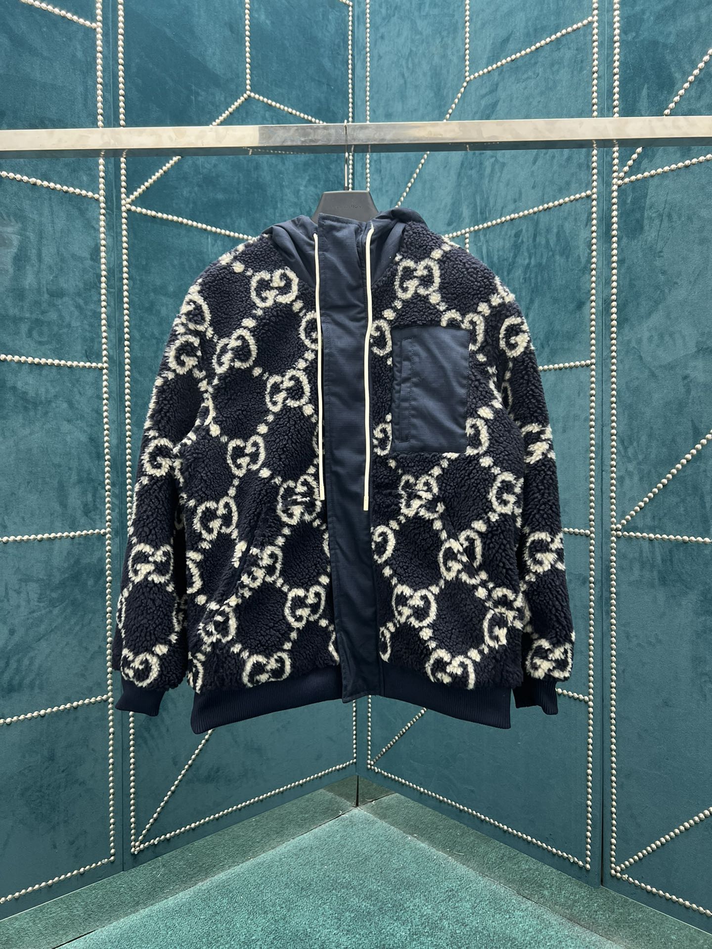 NO:517165,G Home Men's Clothing Series launches sports items embellishing vibrant prints to welcome the arrival of the warm season. The brand webbing continues to inject a classic atmosphere into the entire design, while the brand logo details show a bold and unrestrained modern style. This textured jacket is ingeniously crafted by dark blue GG plush fabric jacquard fabric, injecting a modern atmosphere into the brand's distinguishable letter interwoven patterns. High-version S.M.L.XL, gucci, jackets & coats, alexander wang19860909G家 男装系列倾情推出缀饰活力印花的运动单品,迎接温暖季节的到来.品牌织带继续为整个设计注入典藏气息,品牌标识细节则尽展大胆不羁的现代风范.这款纹理感十足的夹克以深蓝色GG毛绒织物提花面料匠心打造,为品牌立等可辨的字母交织图案注入现代气息.高版本 码数S.M.L.XL,,gucci,jackets & coats,alexander wang,Men's clothing