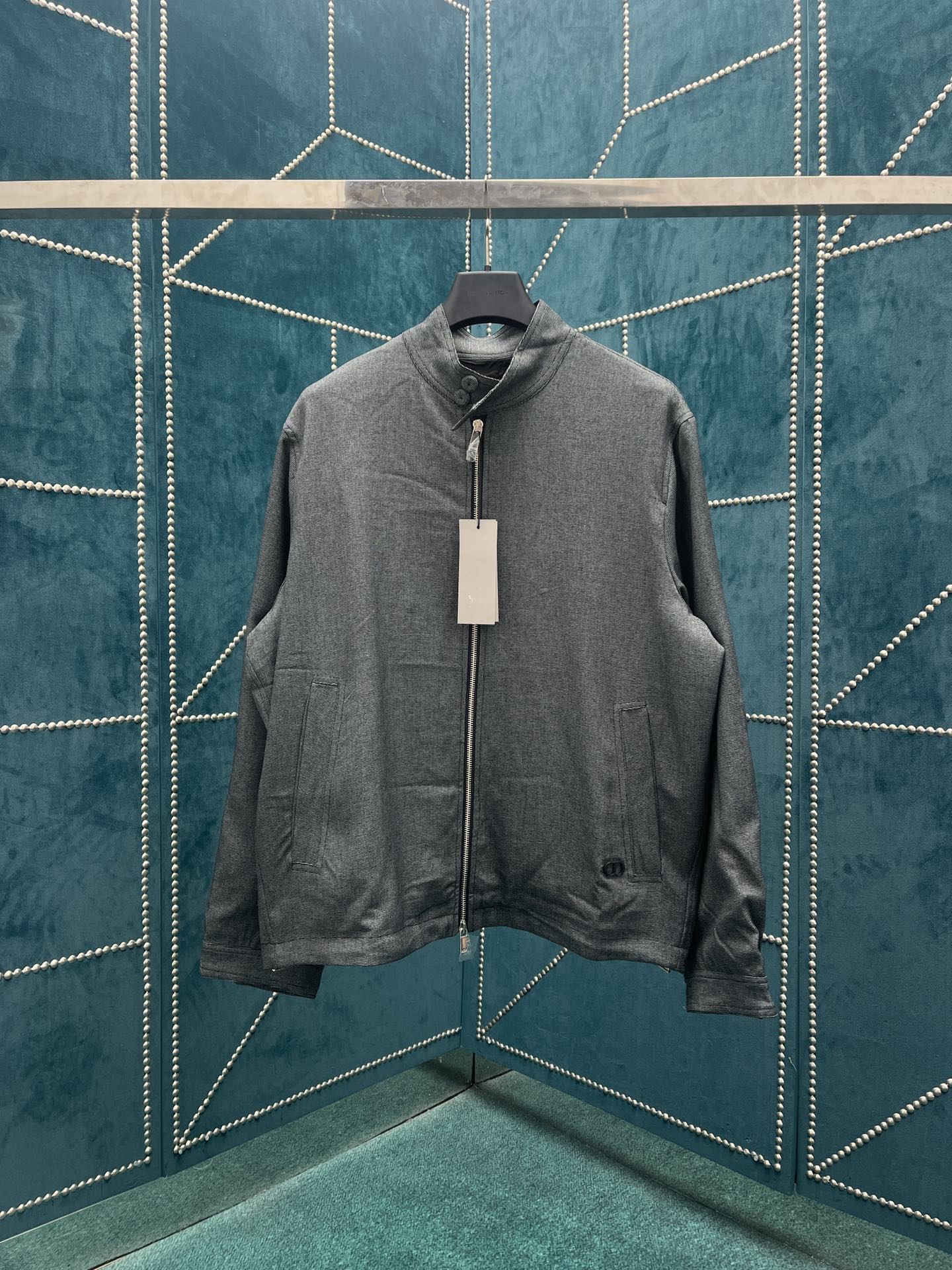 louis2024ss新款夹克式衬衫选用柔软细密的双面毛绒混纺，于内里暗藏全幅 Monogram 图案。柔和廓形冷暖皆宜，为日常造型注入雅致观感  高版本码数：S.M.L.XL