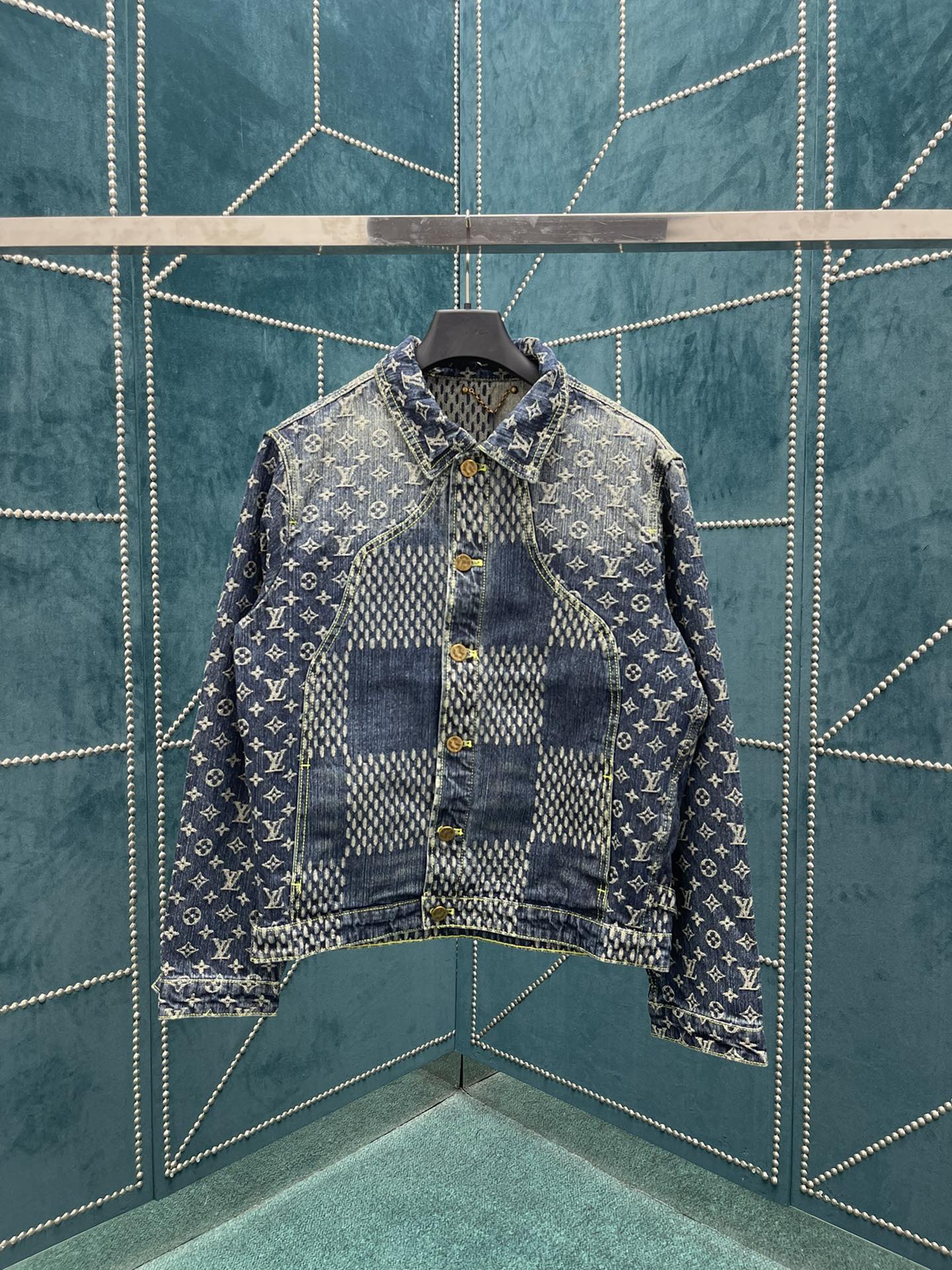 NO:482598,Donkey Family Popular Product Review Coupon Name Jacquard Spliced ​​Checkerboard Washed Denim Jacket Jacket High-version Number 46.48.50.52, Louis vuitton,louis vuitton,jackets & coats,jackets & coats,alexander wang19860909驴家 爆款回顾联名字母提花拼接棋盘格水洗牛仔夹克外套 高版本 码数46.48.50.52,,louis vuitton,louis vuitton,jackets & coats,jackets & coats,alexander wang,Men's clothing