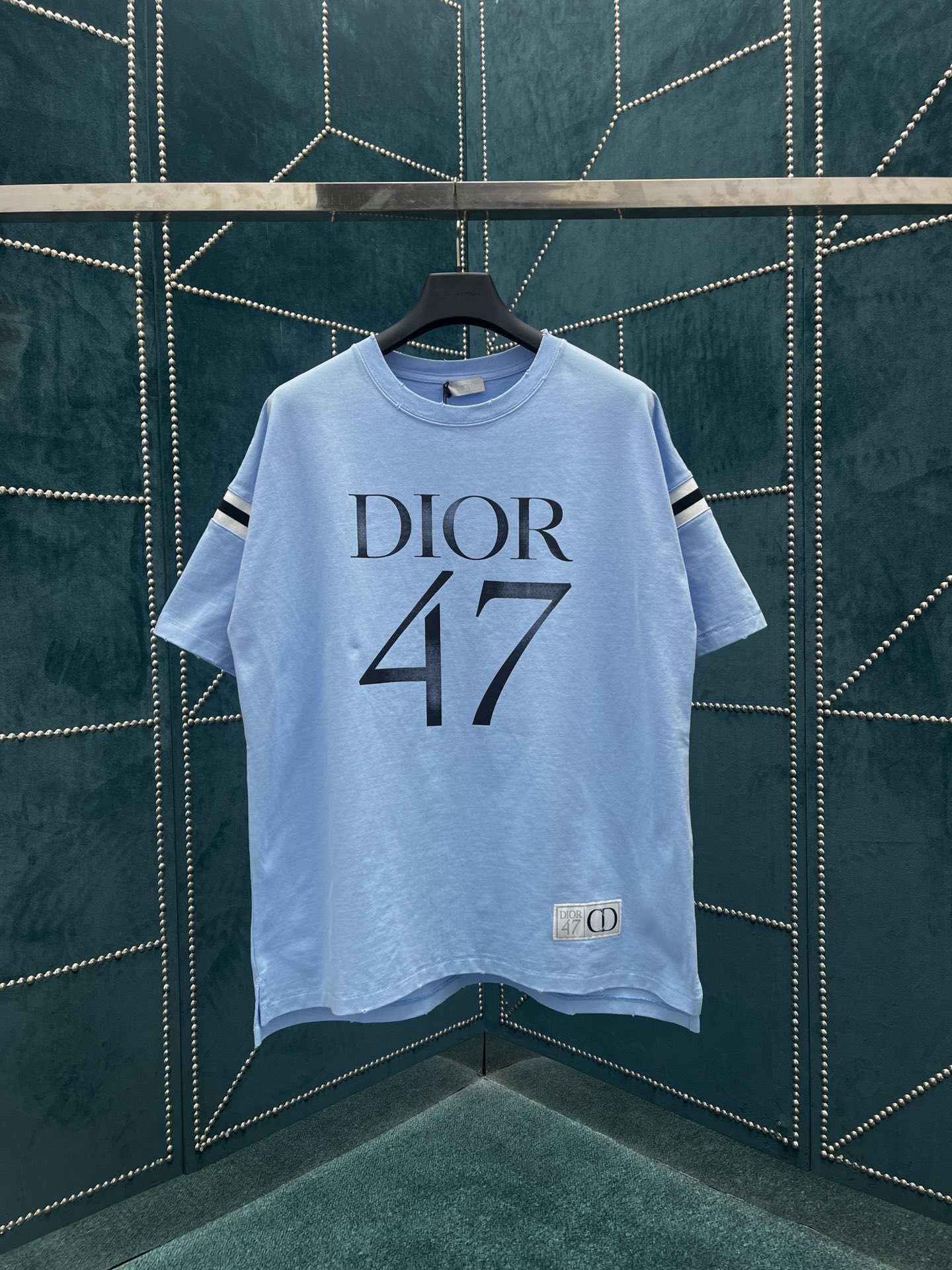 NO:413043,Dior's new early spring T-shirt, showing the Dior 1947 logo print, paying tribute to Dior's heritage and this historic year. It is carefully crafted in blue cotton jersey, presenting a fashionable flower-burning style, paired with ribbed round neck and contrasting armholes. It can be matched with a variety of casual outfits. The same style as men and women, the same version, the size of S.M.L.XL,,dior,dior,alexander wang19860909迪奥早春新款 T 恤,展示 Dior 1947 标志印花,向 Dior 承传以及这一具有历史意义的年份致敬.采用蓝色棉质平纹针织精心制作,呈现时尚的烧花效果风格,搭配罗纹圆领和对比鲜明的袖孔.可与各式休闲装扮搭配.男女同款 高版本 码数S.M.L.XL,,dior,dior,alexander wang,Men's clothing