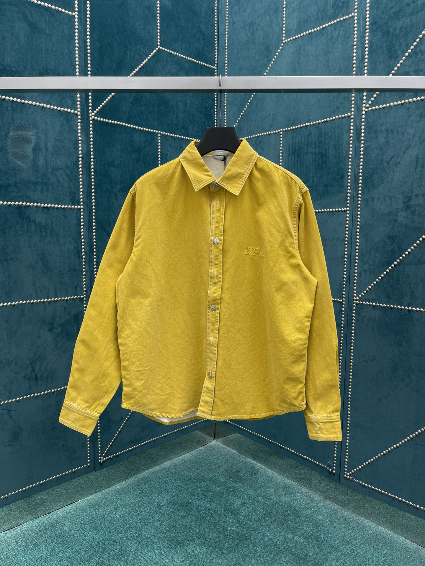 NO:491139,Dior's new jacket shirt comes from the DIOR AND STONE ISLAND limited series, showing the logo of the co-branded series. It is carefully crafted from yellow cotton fabric, with the DIOR AND STONE ISLAND logo on the chest, highlighting the classic star logo of Stone Island with the O letter in the Dior logo. It can be worn with jeans or shorts to create a delicate and fashionable look. The same size as men and women. 39.40.41.42,,dior,dior,shorts,jeans,jackets & coats,shirts,alexander wang19860909迪奥 新款外套衬衫来自 DIOR AND STONE ISLAND 限定系列,展现了联名系列的标志.采用黄色棉质面料精心制作,胸前饰以 DIOR AND STONE ISLAND 标志,以 Dior 标志中的 O 字母突显 Stone Island 的经典星星标志.可与牛仔裤或短裤搭配穿着,打造精致时髦的造型.男女同款 码数39.40.41.42,,dior,dior,shorts,jeans,jackets & coats,shirts,alexander wang,Men's clothing
