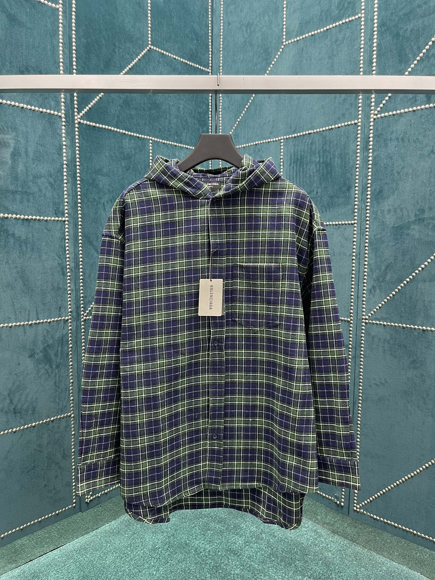 NO:496386,Balenciaga Spring and summer new style new color cotton long-sleeved hooded shirt, customized small plaid cotton fabric, single-sided patch pocket for front chest, brand letter embroidery logo, curved sleeve hem, placket lettering button design Ultra loose tailoring style, same style for men and women, size 0.1.2.3,,balenciaga,hats,alexander wang19860909巴黎世家 春夏新款新色棉布长袖连帽衬衣,定制小格纹棉质面料,前胸单侧贴布口袋,品牌字母刺绣logo,弧形衣袖下摆,门襟刻字纽扣设计 超宽松剪裁版型 男女同款 码数0.1.2.3,,balenciaga,hats,alexander wang,Men's clothing