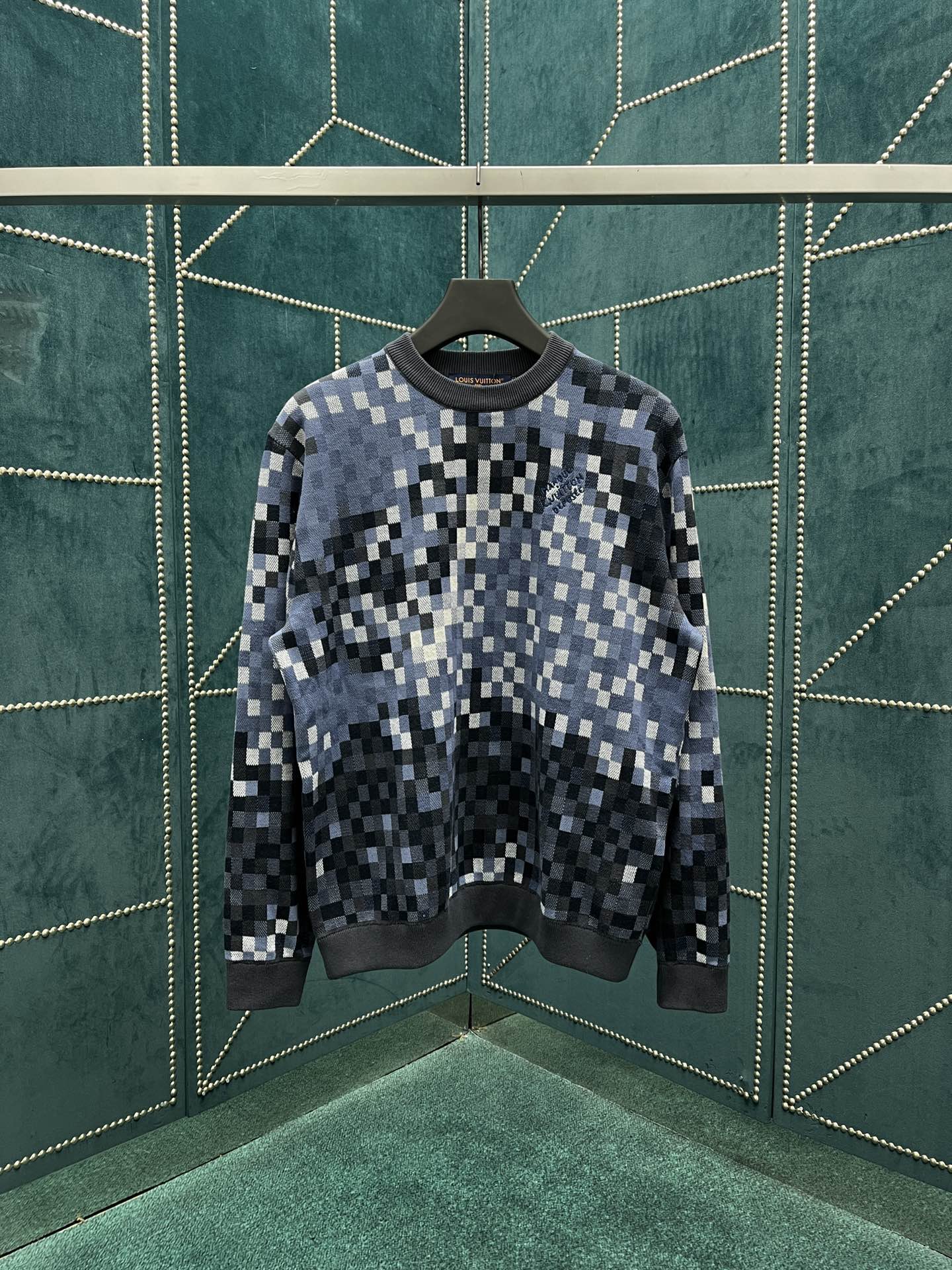 NO:517185,The new pullover of Donkeys reinterprets the classic Damier pattern, presenting Damoflage patterns in cotton jacquard and simple tones. The rear studs and embroidery depict the LV Lovers logo designed by Pharrell Williams, injecting a chic style into the casual look!  Same model for men and women, S.M.L.XL,,louis vuitton,louis vuitton,versace,louis vuitton,alexander wang19860909驴家新款套头衫重绎经典 Damier 图案,以棉质提花和简洁色调呈现 Damoflage 图案.后部饰钉和刺绣描绘 Pharrell Williams 设计的 LV Lovers 标识,为休闲造型注入别致格调！男女同款 码数S.M.L.XL,,louis vuitton,louis vuitton,versace,louis vuitton,alexander wang,Men's clothing