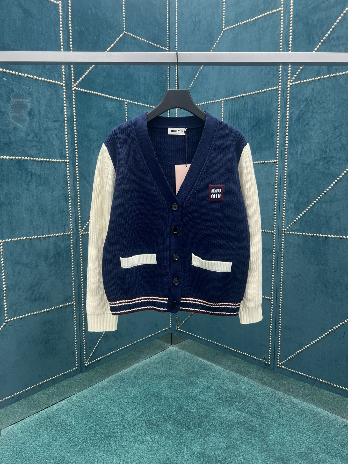 NO:491132,The design of the new cashmere wool cardigan is inspired by tennis style details. The unique rib pattern and Oversize style highlight the casual and exquisite style. S.M.L.XL.,,miumiu, versace, alexander wang19860909MIUMIU25ss新款羊绒羊毛开衫的设计灵感源自网球风细节.别致的罗纹图案和Oversize版型彰显休闲而精致的格调. 码数S.M.L.XL.,,miumiu,versace,alexander wang,Men's clothing