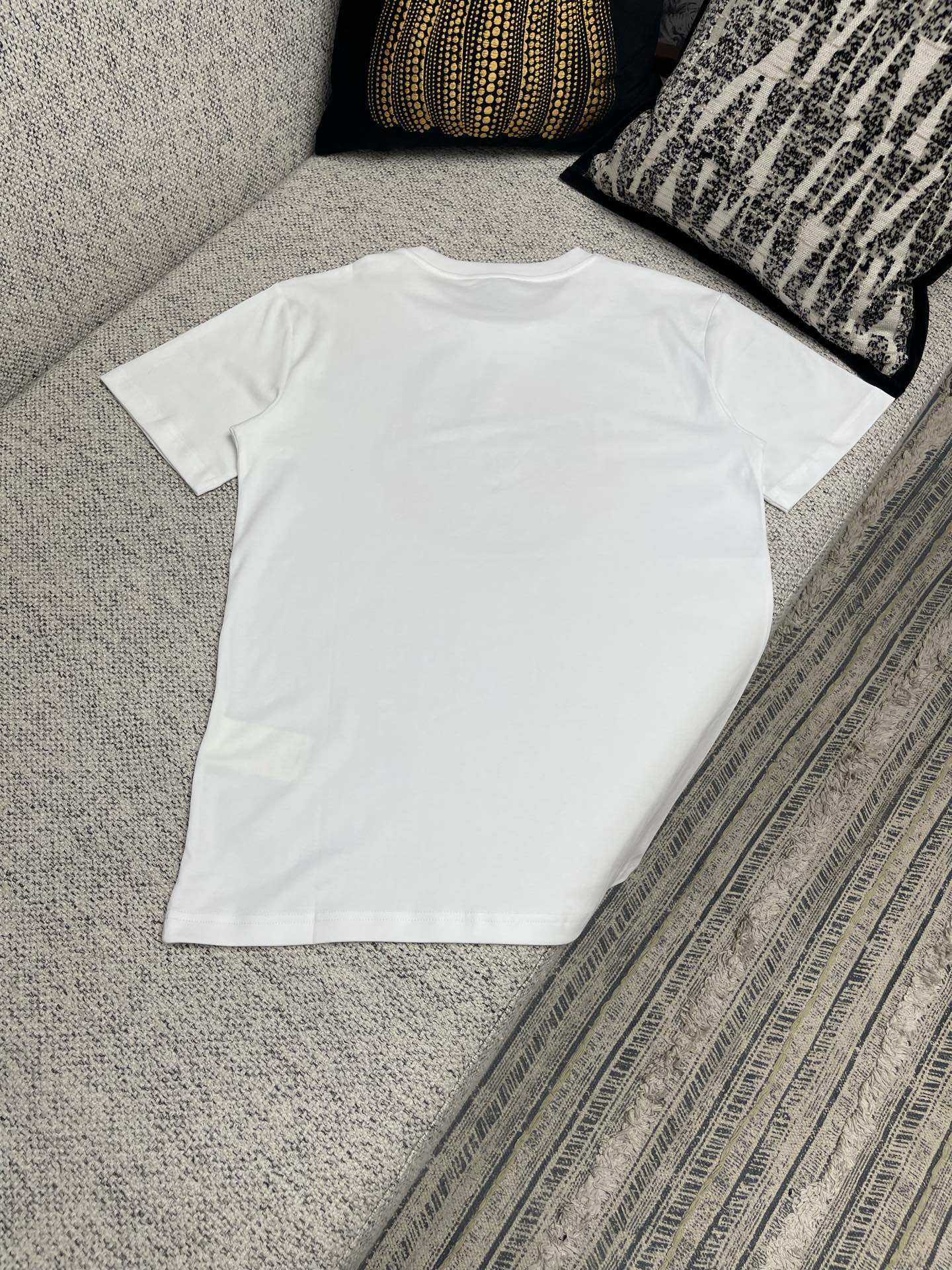 루이비통 25SS 남성 반팔 131758 Louis Vuitton T Shirt 썸네일 이미지
