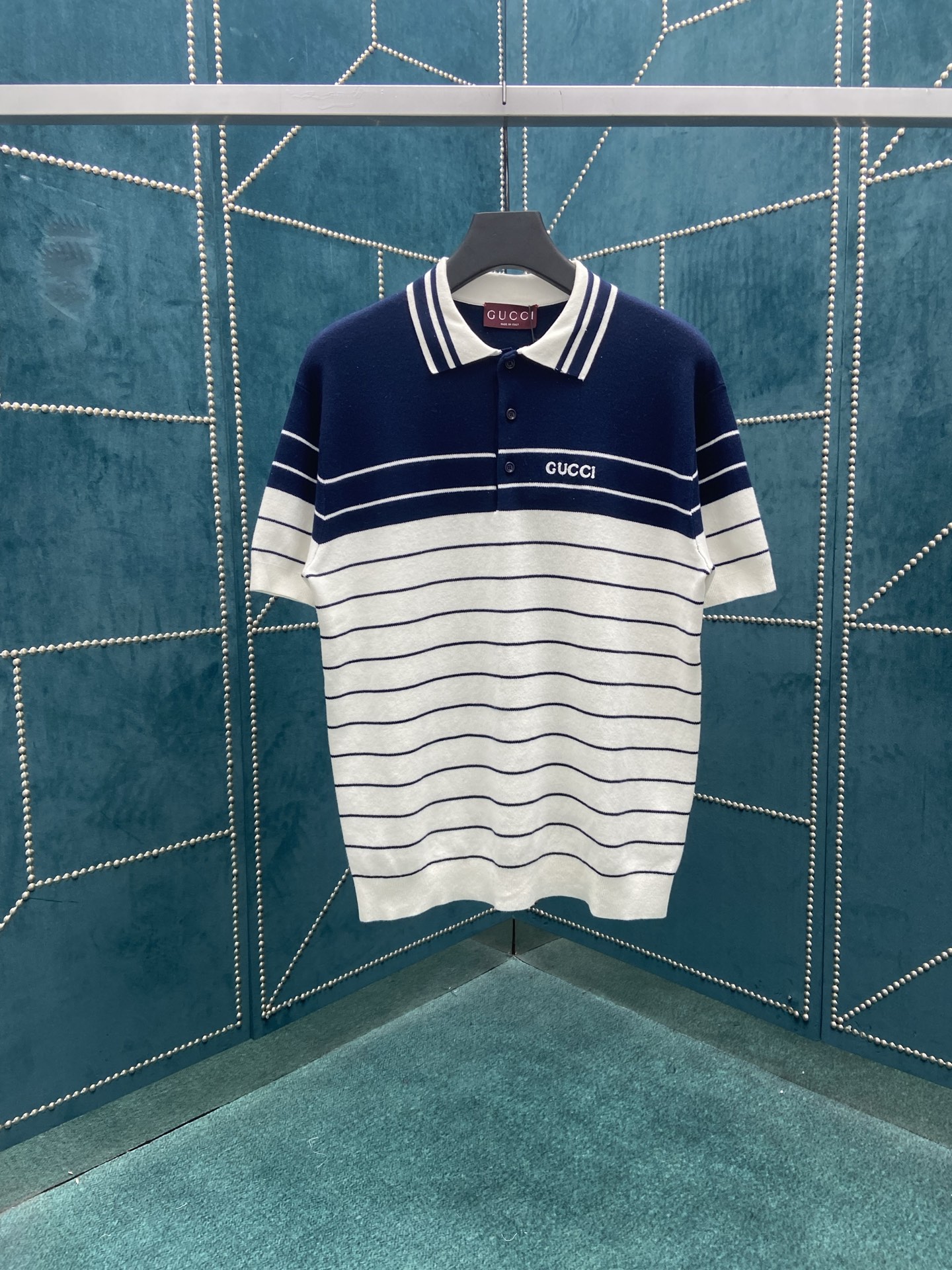 NO:161321,G Home 25ss new Polo shirt is made of striped knitted cotton, cleverly incorporates Gucci embroidery. S.M.L.XL., gucci, gucci, alexander wang19860909G家25ss新款Polo衫以条纹针织棉匠心打造,巧妙融入Gucci刺绣. 码数S.M.L.XL.,,gucci,gucci,alexander wang,Men's clothing