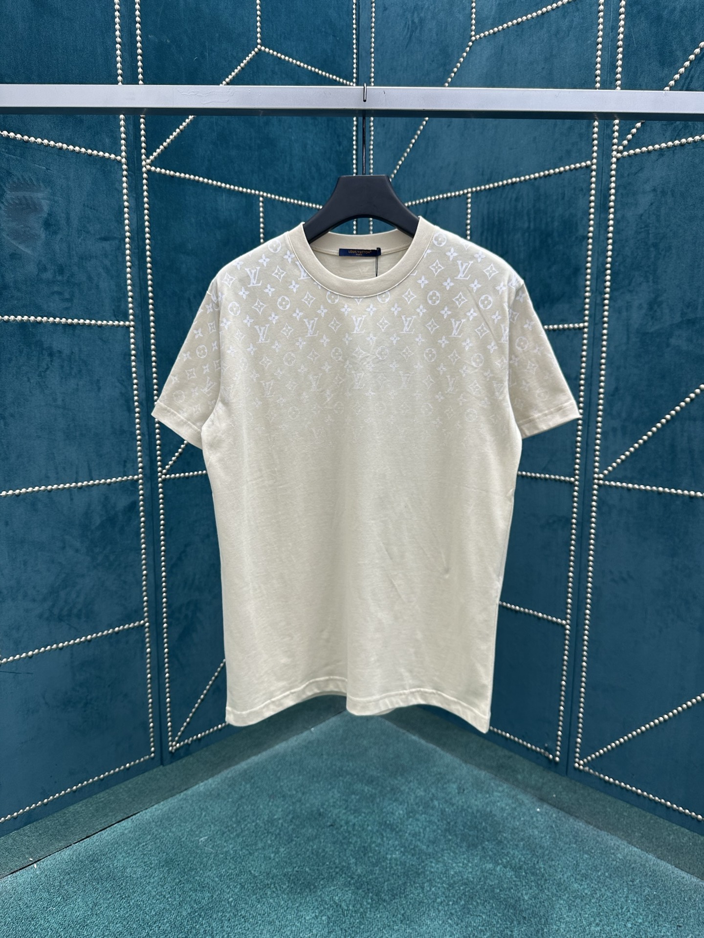 NO:161318,The new 25ss T-shirt is light cotton knitted with a full-frame Monogram Gradient pattern, showing the Monogram print dissipating from the shoulder to the chest, injecting a brand atmosphere into the casual style. S.M.L.XL.,,louis vuitton,louis vuitton,alexander wang19860909驴家 25ss新款 T 恤为轻盈棉质针织铺陈全幅 Monogram Gradient 图案,展现 Monogram 印花自肩部向胸口消散之景,为休闲造型注入品牌气息. 码数S.M.L.XL.,,louis vuitton,louis vuitton,alexander wang,Men's clothing