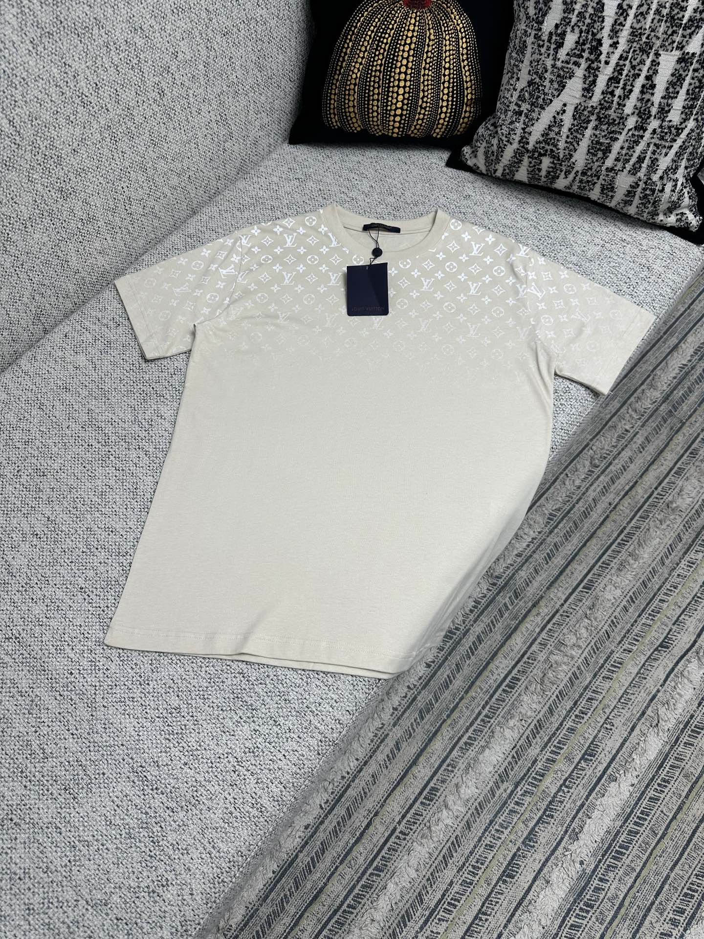 루이비통 25SS 남성 반팔 131751 Louis Vuitton T Shirt