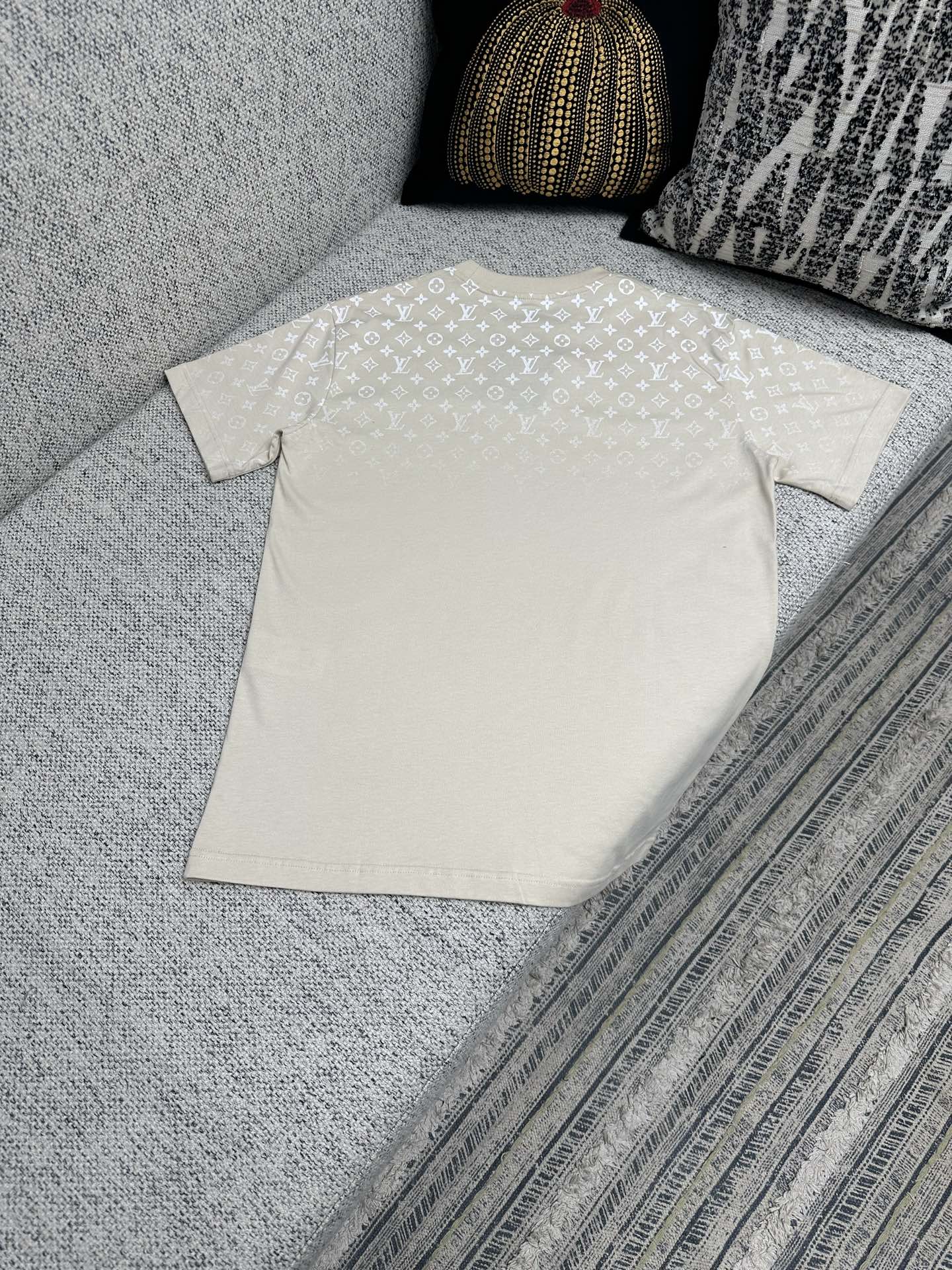 루이비통 25SS 남성 반팔 131751 Louis Vuitton T Shirt 썸네일 이미지