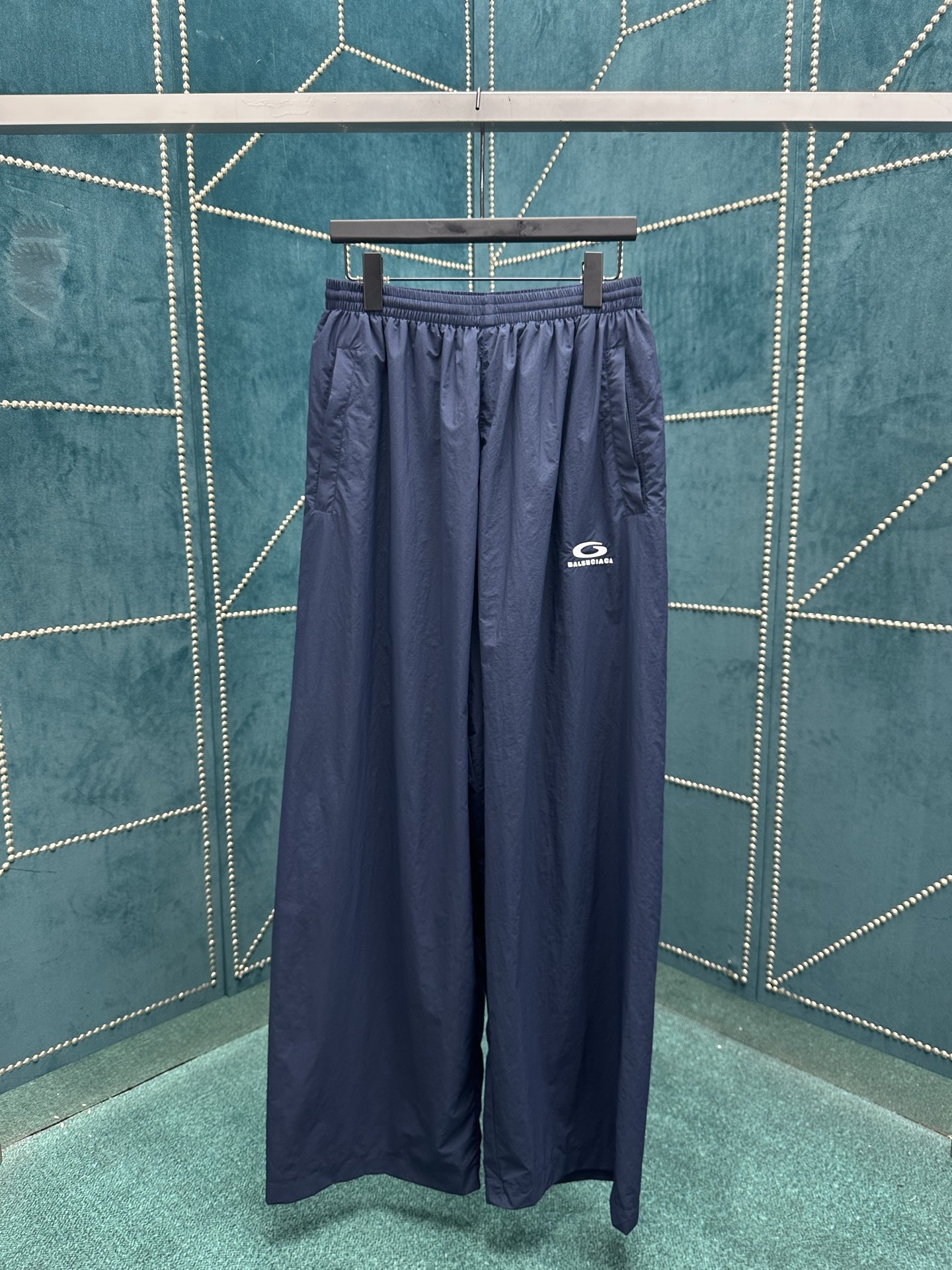 NO:161306,Paris 25ss new Tracksuit navy blue wash nylon trousers, unveiled in Balenciaga 2025 spring series Look 29. S.M.L.XL.,,balenciaga,alexander wang19860909巴黎 25ss新款Tracksuit海军蓝水洗尼龙长裤,亮相于Balenciaga 2025春季系列Look 29. 码数S.M.L.XL.,,balenciaga,alexander wang,Men's clothing