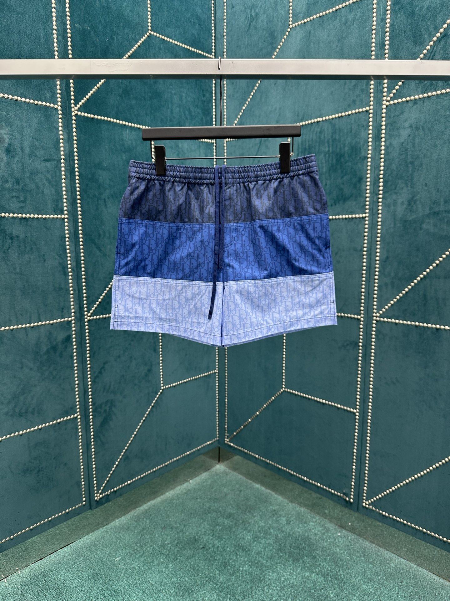 NO:161319,Dior 25ss new color-blocking printed side pocket swimming trunks for men blue!  Higher version!  S.M.L.XL.,dior,alexander wang19860909迪奥25ss新款拼色印花侧袋泳裤 男款 蓝色！高版本！ 码数S.M.L.XL.,,dior,alexander wang,Men's clothing
