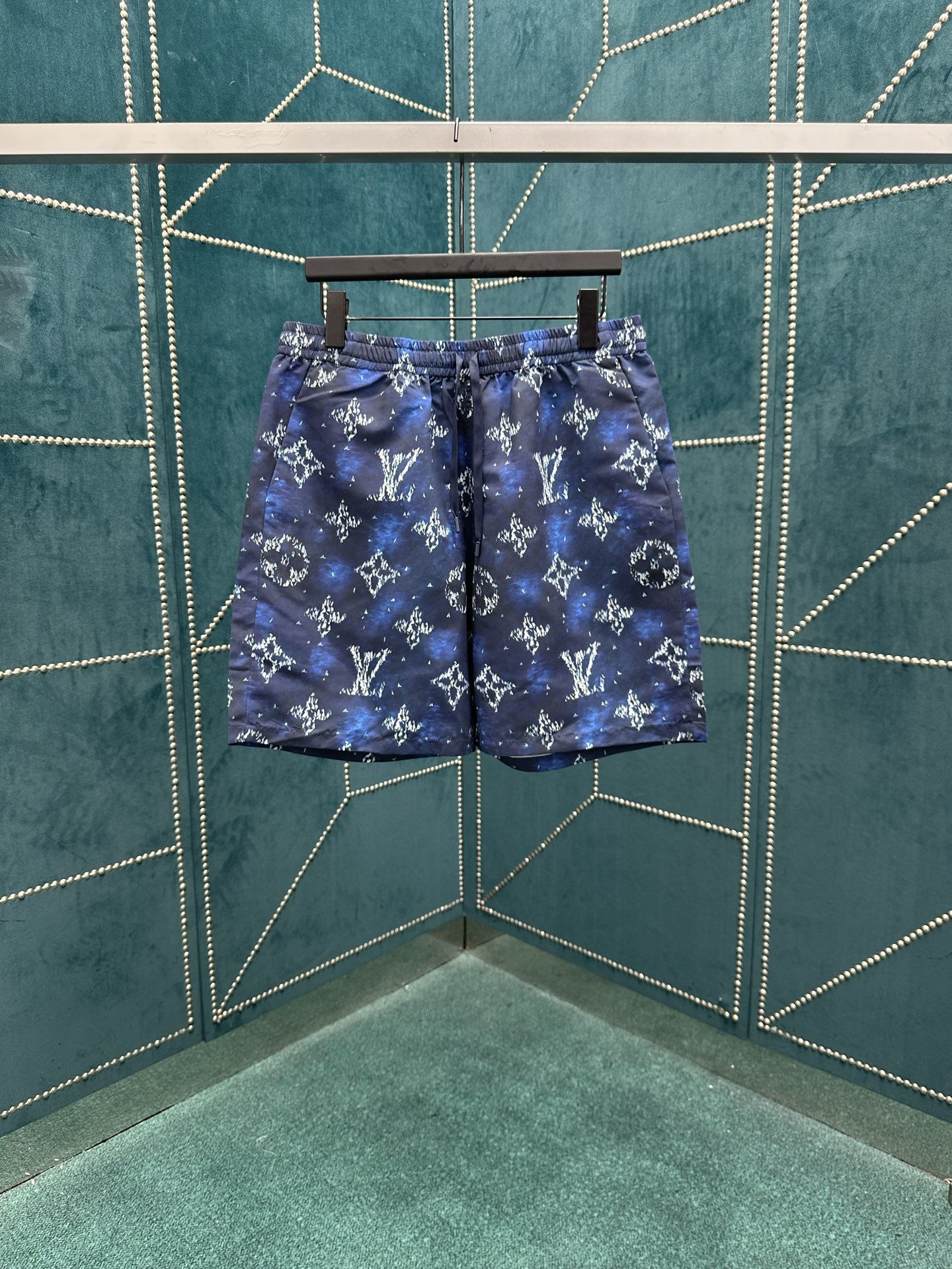 NO:161317,The new 25ss style of the new surging texture of the donkey family, the sailing boat cleverly gathers into a full Monogram pattern. It can be matched with the same item to create a poolside look. S.M.L.XL.,,louis vuitton,louis vuitton,alexander wang19860909驴家 25ss新款波涛翻涌的纹理之上,航行的小船巧妙汇聚成全幅 Monogram 图案.可搭配同款单品,打造瞩目池畔造型. 码数S.M.L.XL.,,louis vuitton,louis vuitton,alexander wang,Men's clothing