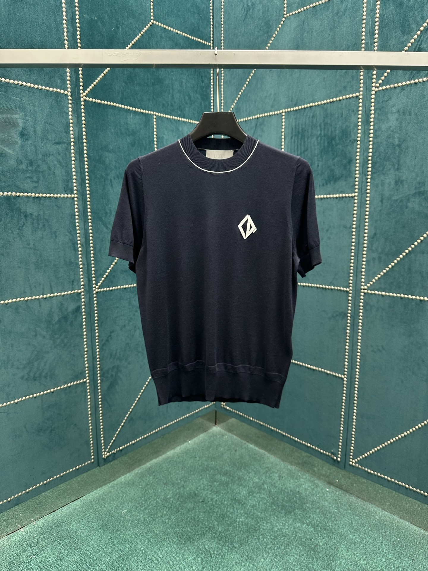 NO:161307,Dior 25ss new CD Diamond short-sleeved sweater is a new product for the men's clothing series in 2025. It is a new interpretation of elegant knitted. It is carefully crafted from blue cotton and mulberry silk-blend jersey fabric, and the chest is decorated with CD Diamond embossed logo with contrasting trim. Short-sleeved style can be easily matched with trousers or jeans to create a stylish look. S.M.L.XL.,,dior,jeans,T-shirt,alexander wang19860909迪奥 25ss新款 CD Diamond 短袖针织衫是二零二五秋季男装系列新品,以优雅针织全新演绎.采用蓝色棉质和桑蚕丝混纺平纹针织面料精心制作,胸前饰以 CD Diamond 凸印标志,带有对比鲜明的饰边.短袖款式,可与长裤或牛仔裤轻松搭配,打造时尚造型. 码数S.M.L.XL.,,dior,jeans,T-shirt,alexander wang,Men's clothing