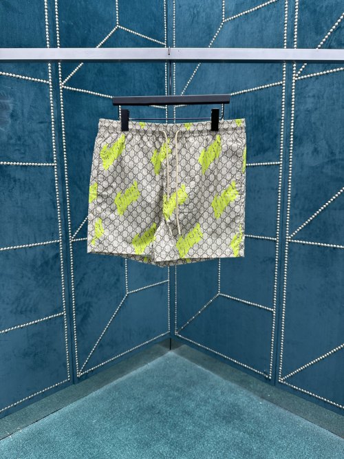 Gucci 25SS Beige Cotton Shorts with Green Logo Print - Size 46-52 1 Gucci 25SS Beige Cotton Shorts with Green Logo Print - Size 46-52