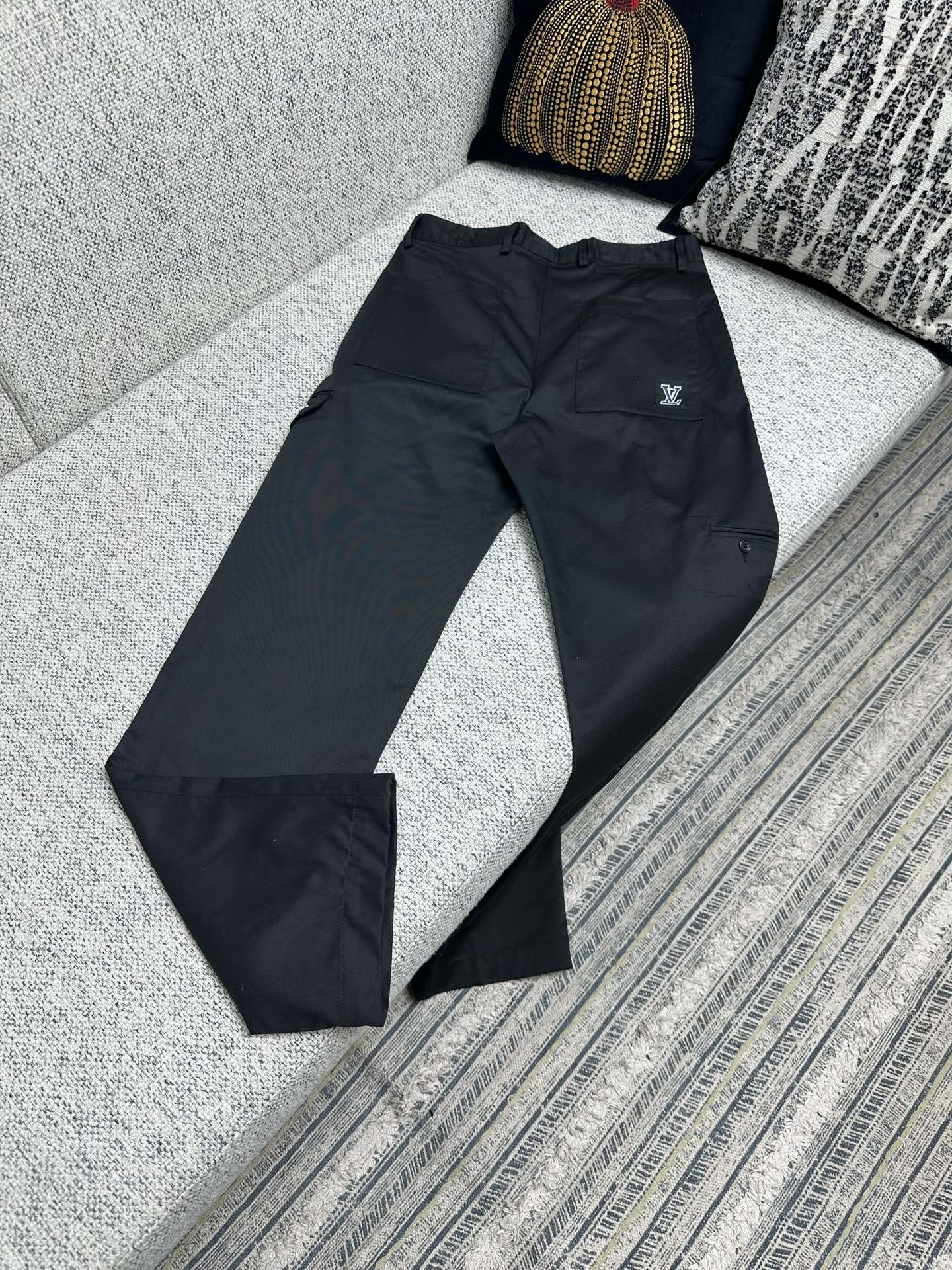 루이비통 25SS 남성 바지 131750 Louis Vuitton Pants 썸네일 이미지
