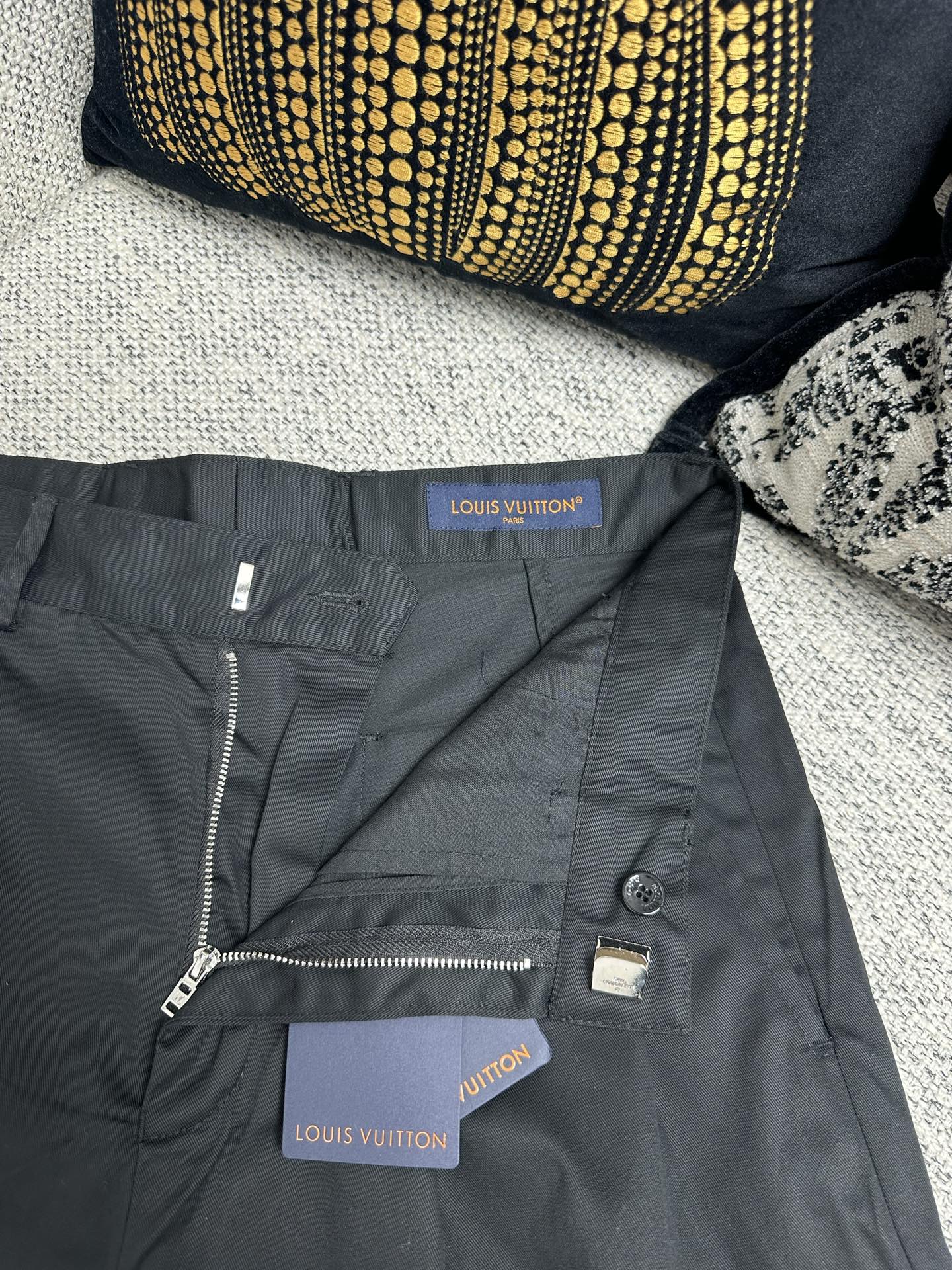 루이비통 25SS 남성 바지 131750 Louis Vuitton Pants 썸네일 이미지