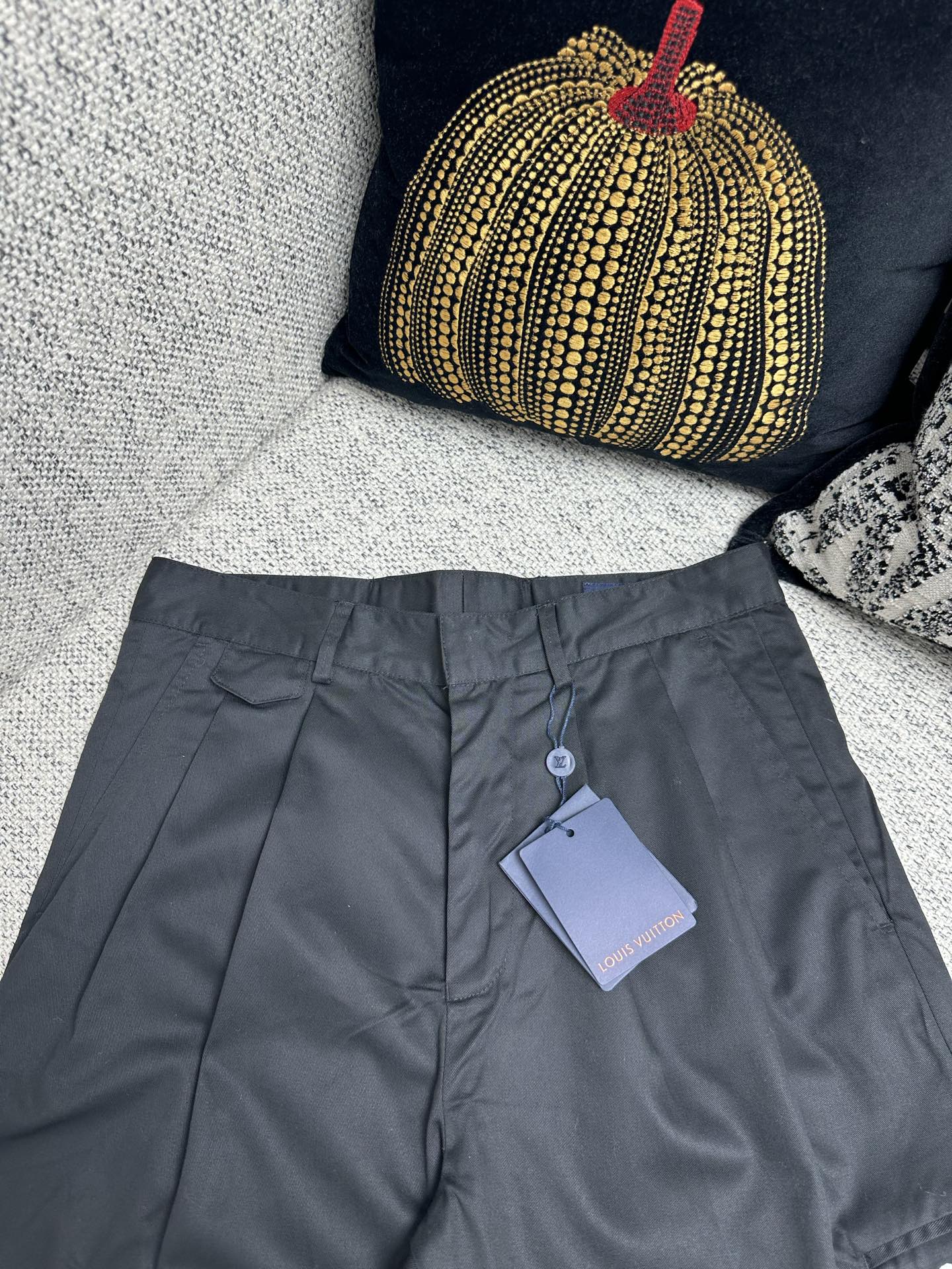루이비통 25SS 남성 바지 131750 Louis Vuitton Pants 썸네일 이미지
