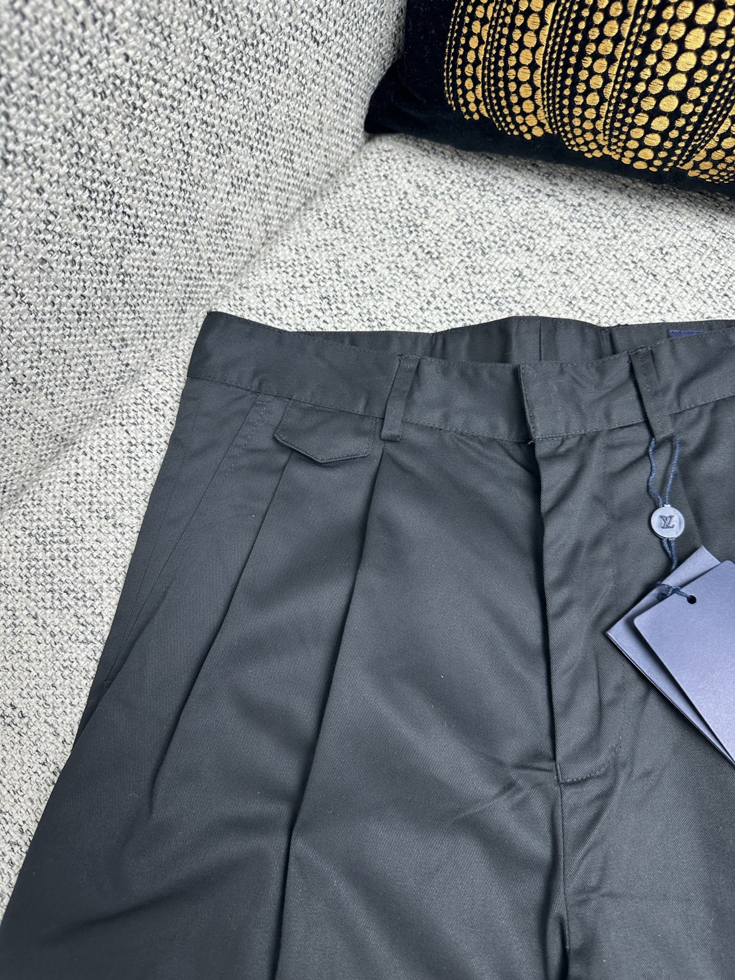 루이비통 25SS 남성 바지 131750 Louis Vuitton Pants 썸네일 이미지