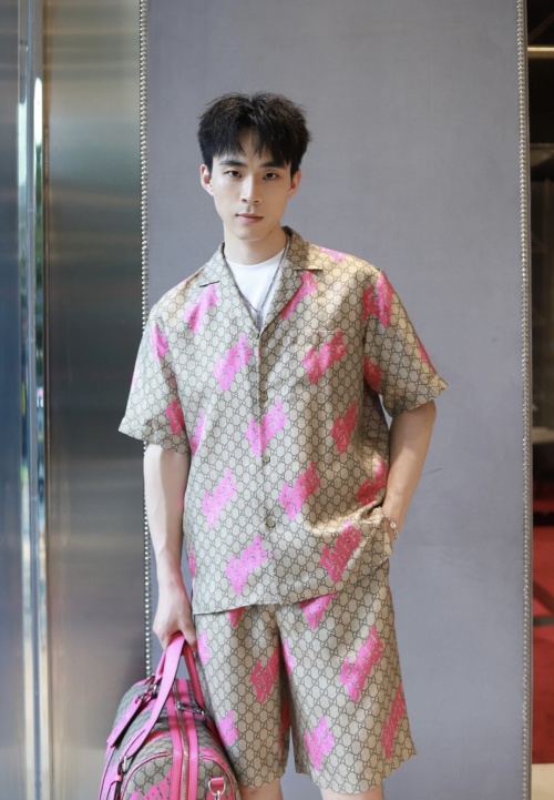 Gucci 25ss Beige, Donkerbruin & Fuchsia Zijden Twill Shirt met Gucci Print 1 Gucci 25ss Beige, Donkerbruin & Fuchsia Zijden Twill Shirt met Gucci Print