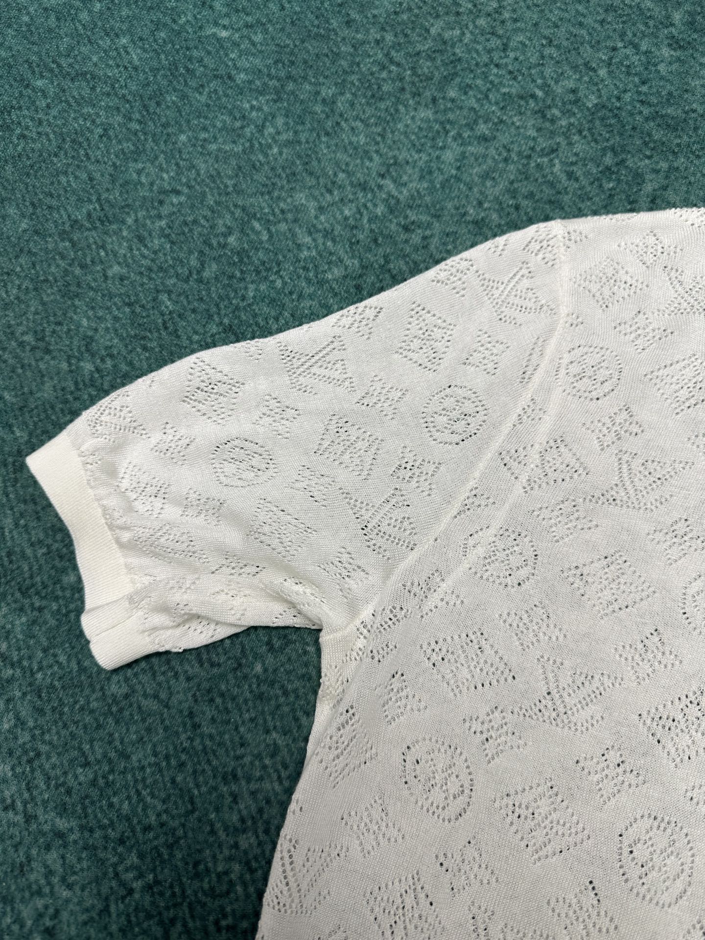  驴家   25ss春夏新款针织上衣取材细腻绵羊毛混纺针织，以工致镂空工艺呈现 Flight Mode 