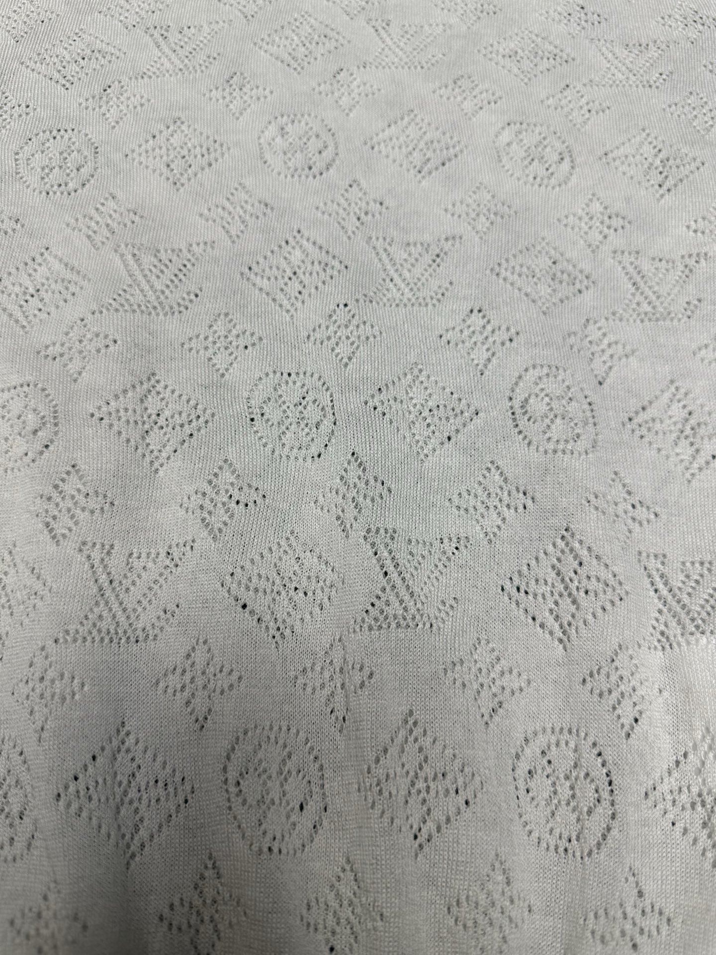  驴家   25ss春夏新款针织上衣取材细腻绵羊毛混纺针织，以工致镂空工艺呈现 Flight Mode 